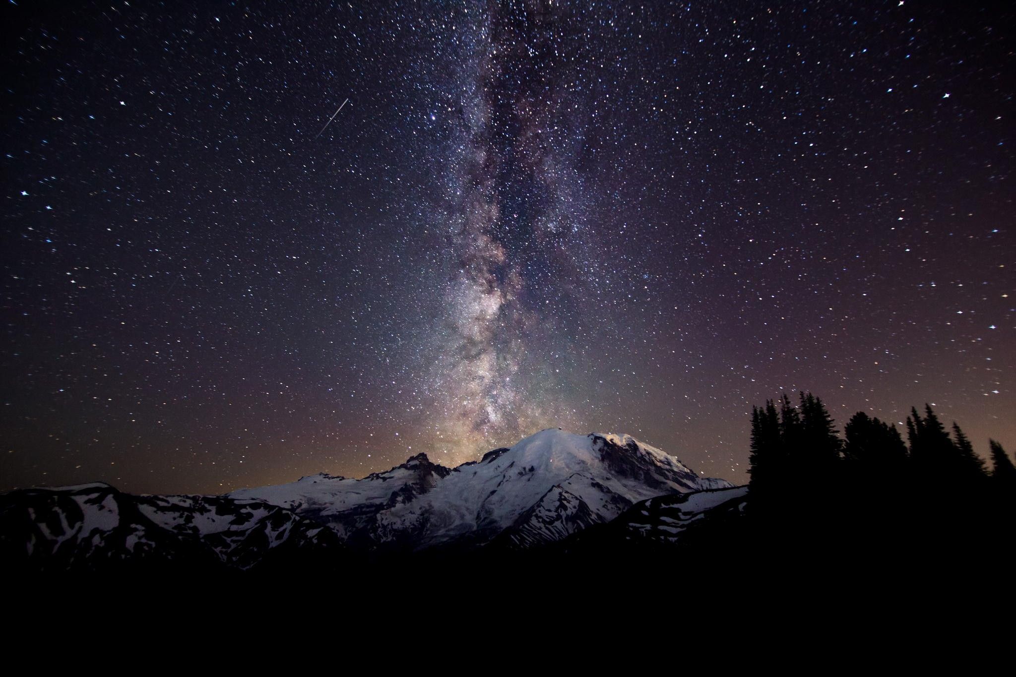 Via Lattea sopra montagna innevata, 2048x1365 alta risoluzione, Desktop