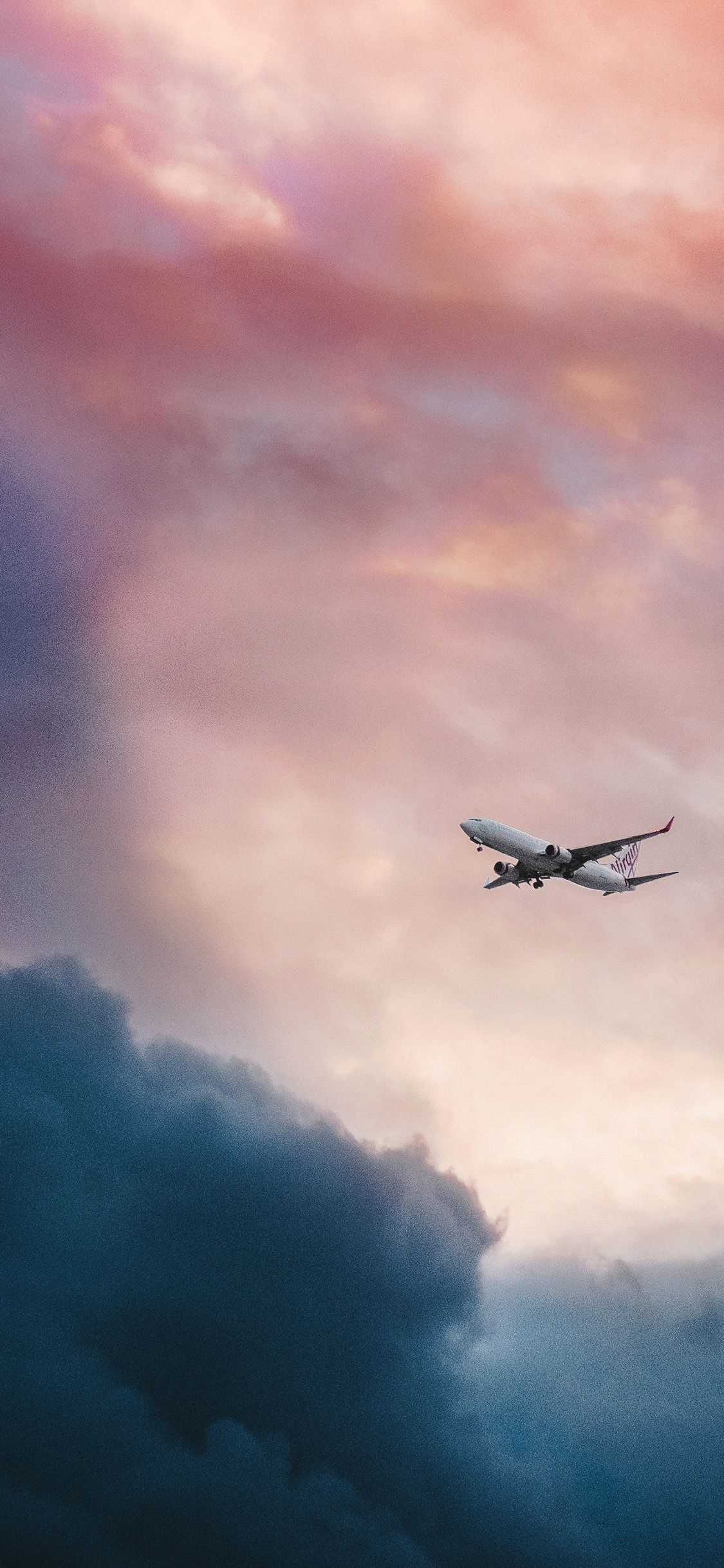 Aereo tra nuvole al tramonto, 1125x2436 Verticale, Mobile