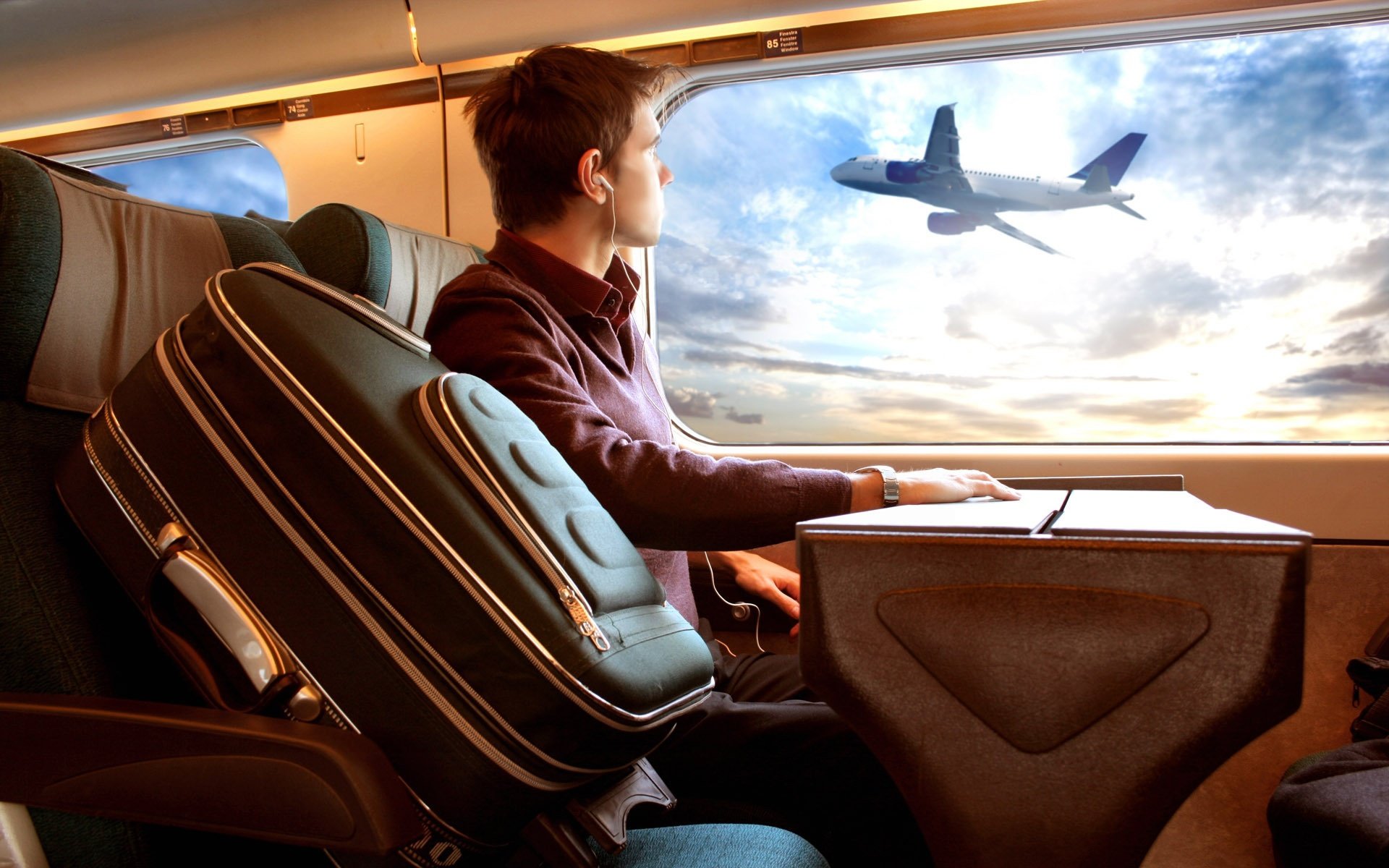 Viaggiatore in treno con aereo, 1920x1200 Full HD+ WUXGA, Desktop