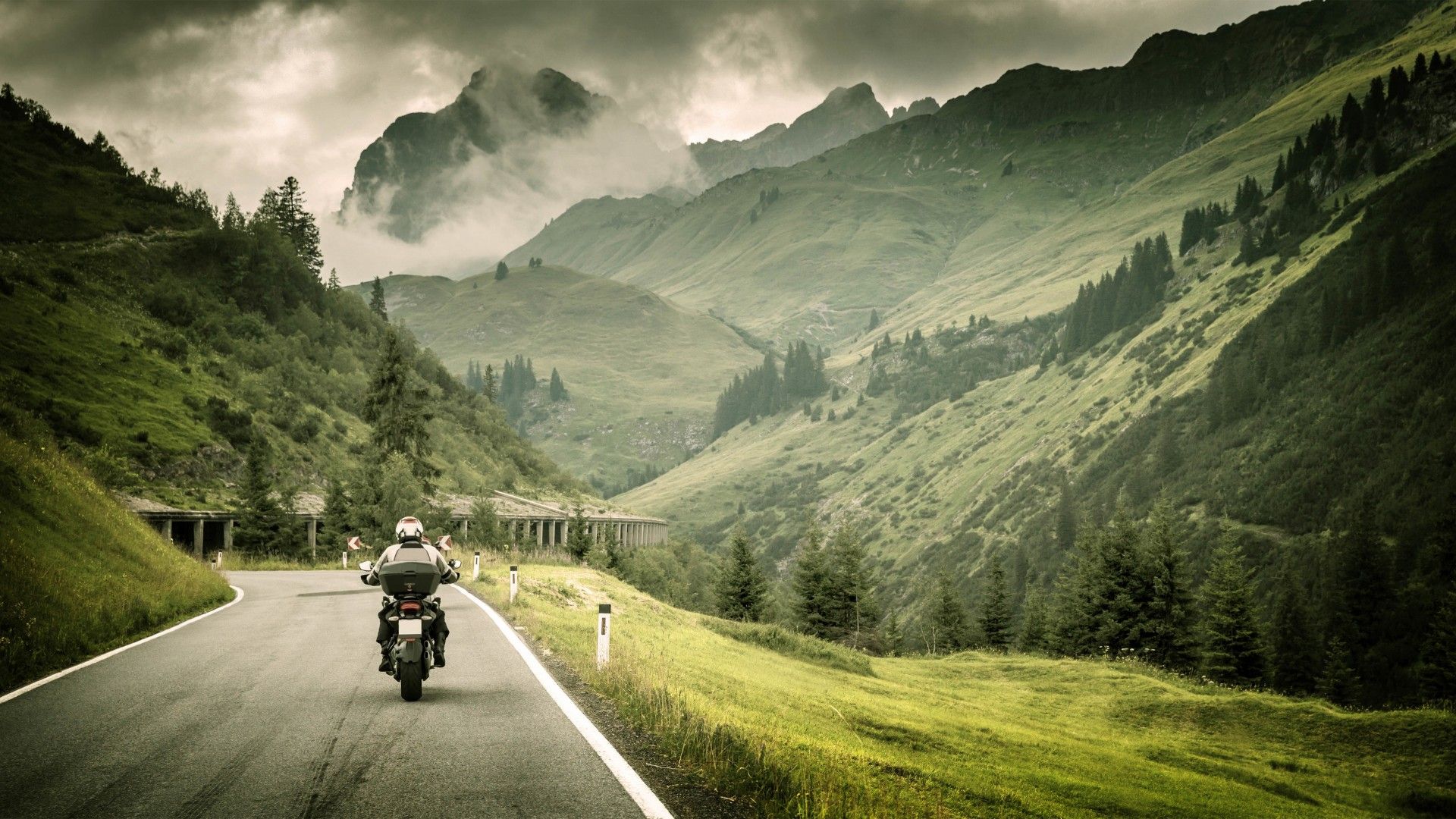 Motociclista su strada montana, 1920x1080 Full HD 1080p, Desktop