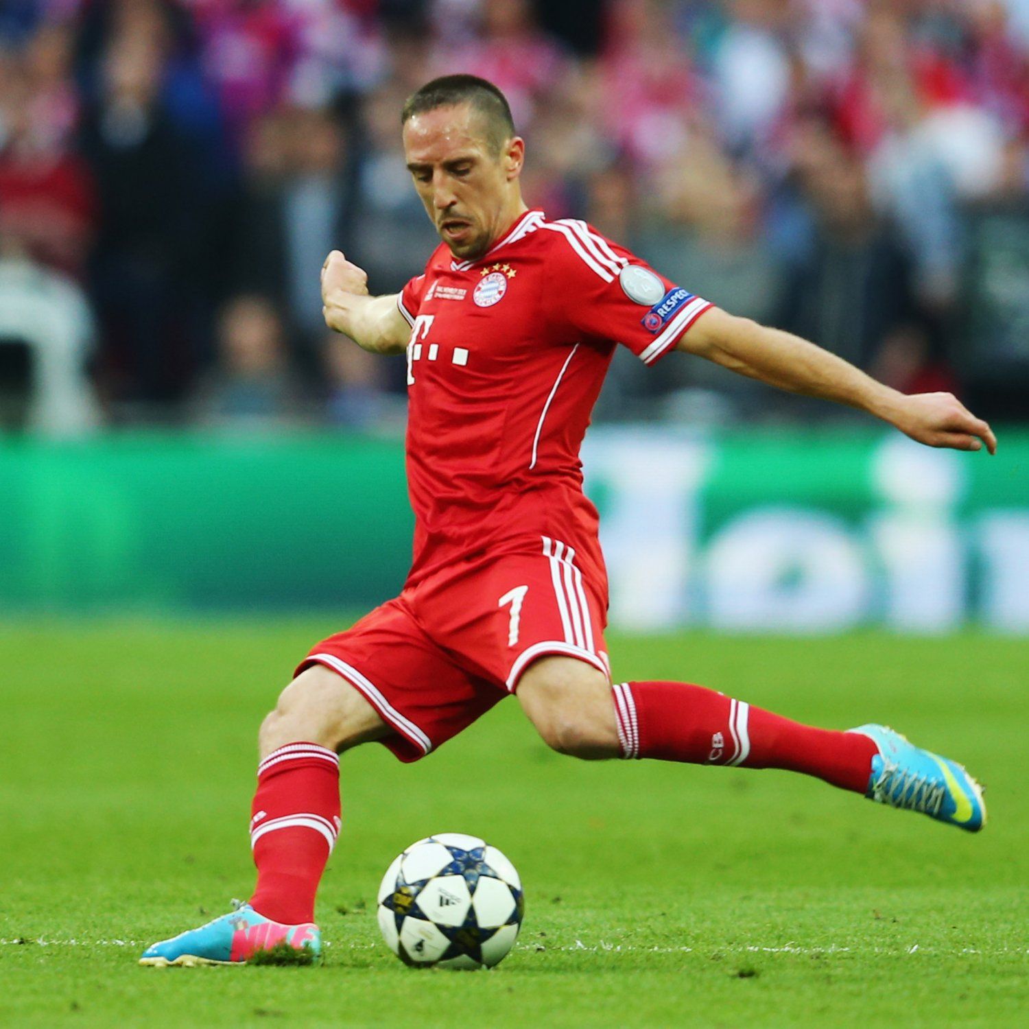 Calciatore Bayern Monaco in azione, calcio, 1500x1500 HD, Desktop