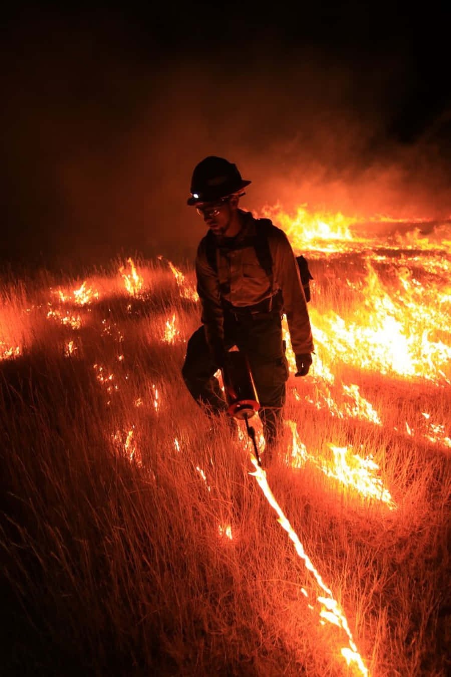 Vigile del fuoco tra le fiamme, 900x1350 Verticale, Telefono