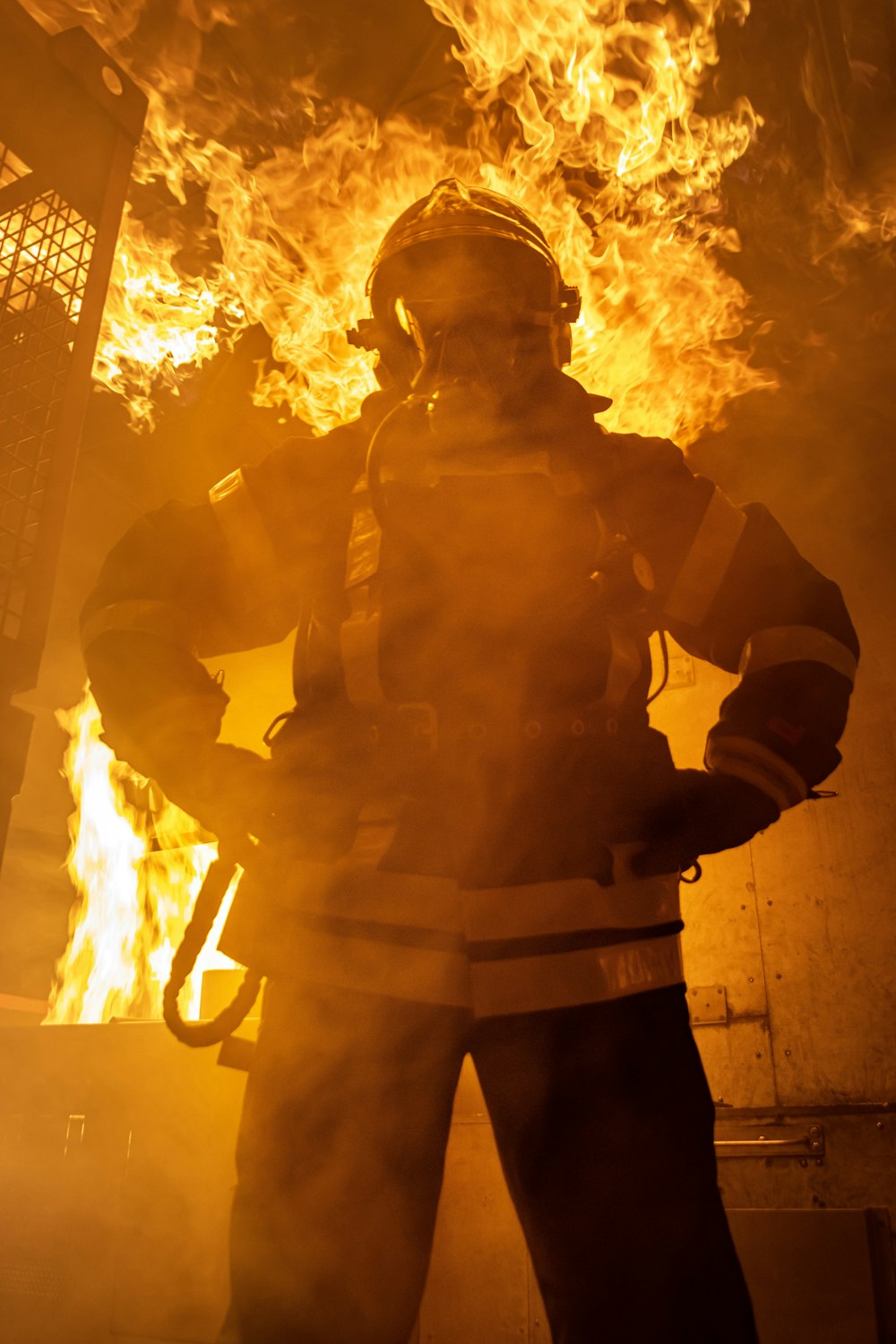 Vigile del fuoco tra le fiamme, 1000x1500 Full HD Verticale, iPhone
