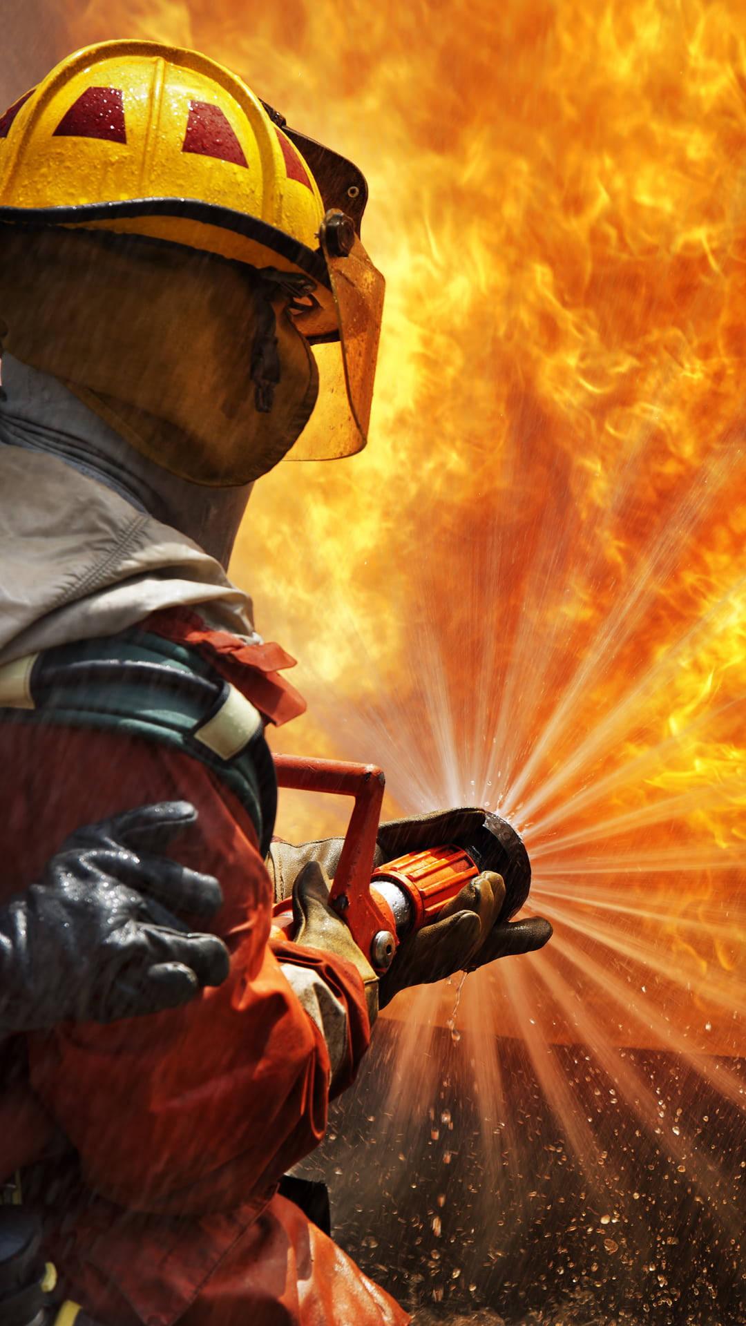 Pompiere con casco davanti fiamme, 1080x1920 Full HD Verticale, Smartphone