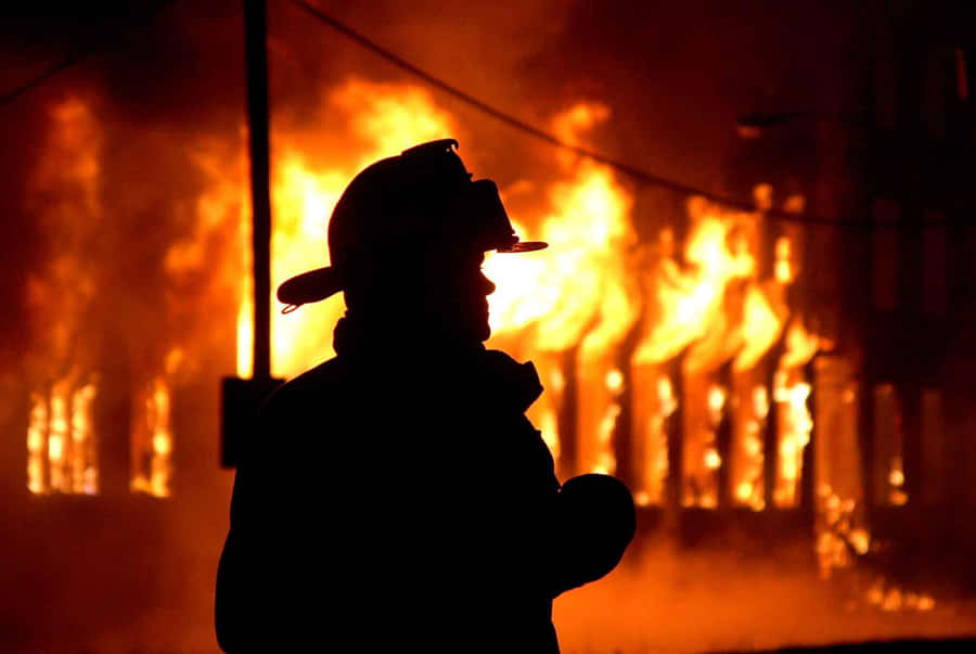 Silhouette pompiere davanti incendio, 900x603 HD, PC Desktop