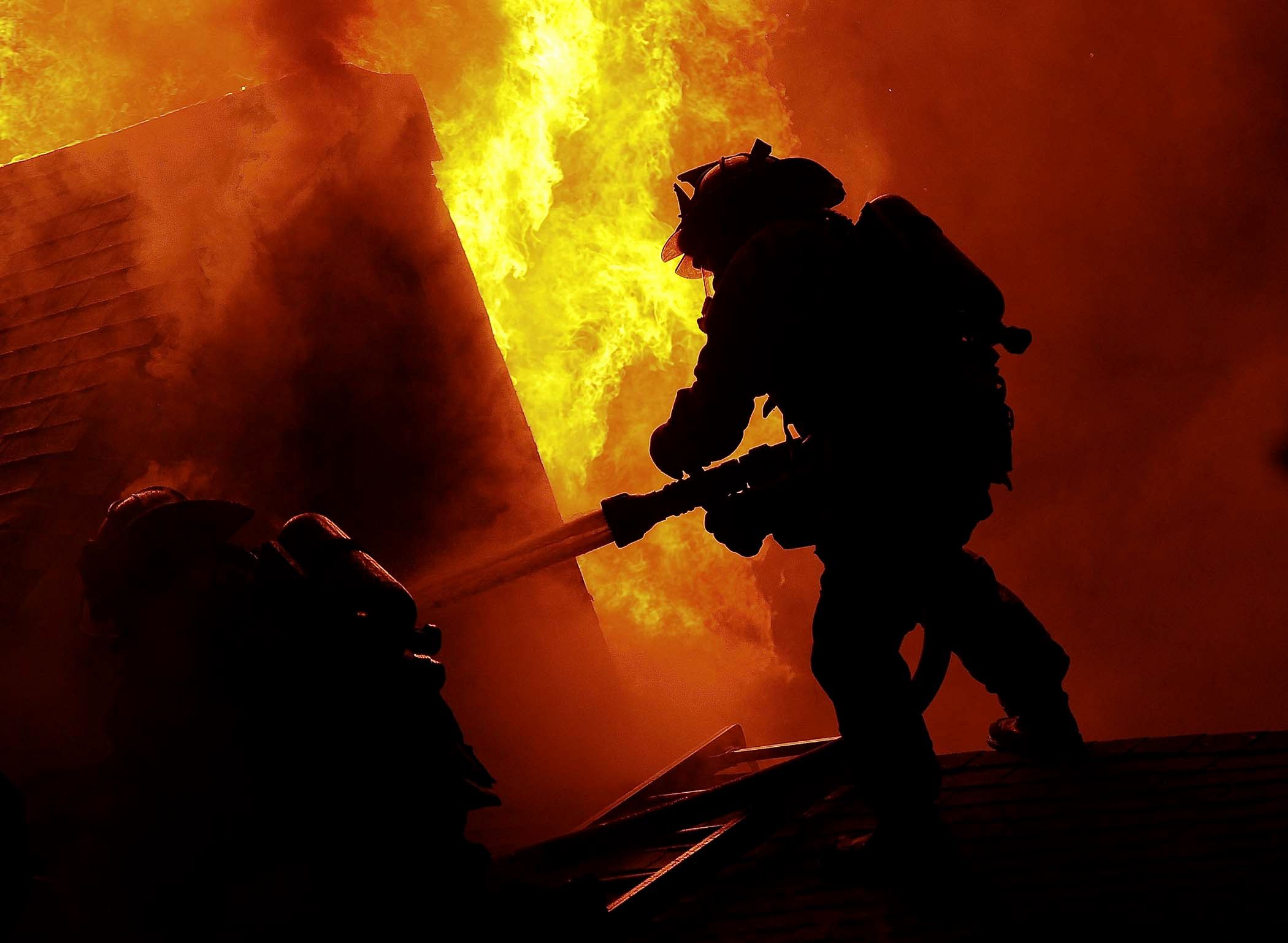 Pompiere silhouette contro fiamme, 2100x1538 Hi-Res, iMac