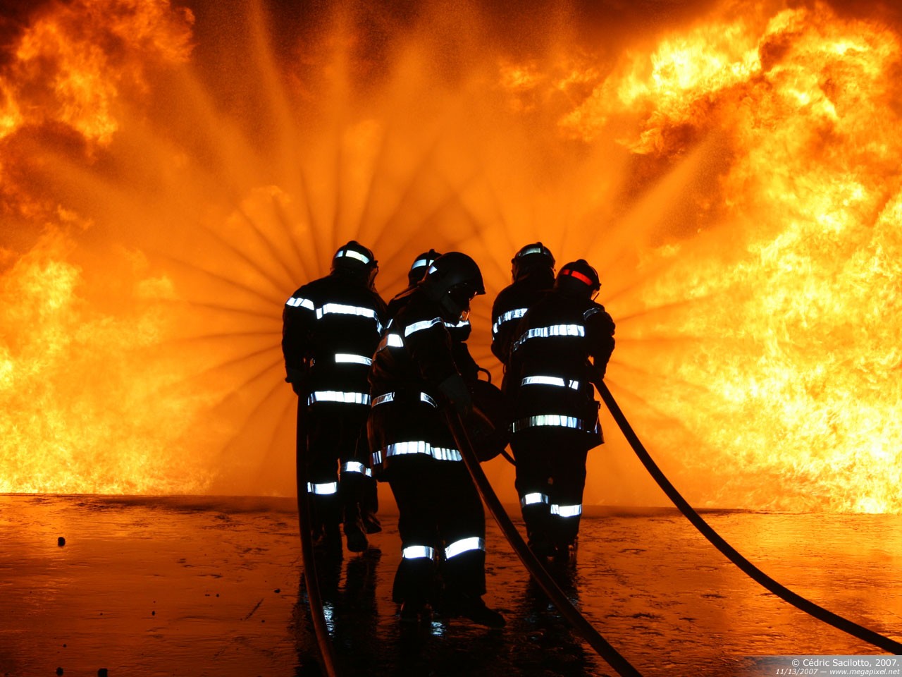 Vigili del fuoco davanti incendio, 1280x960 HD, Desktop