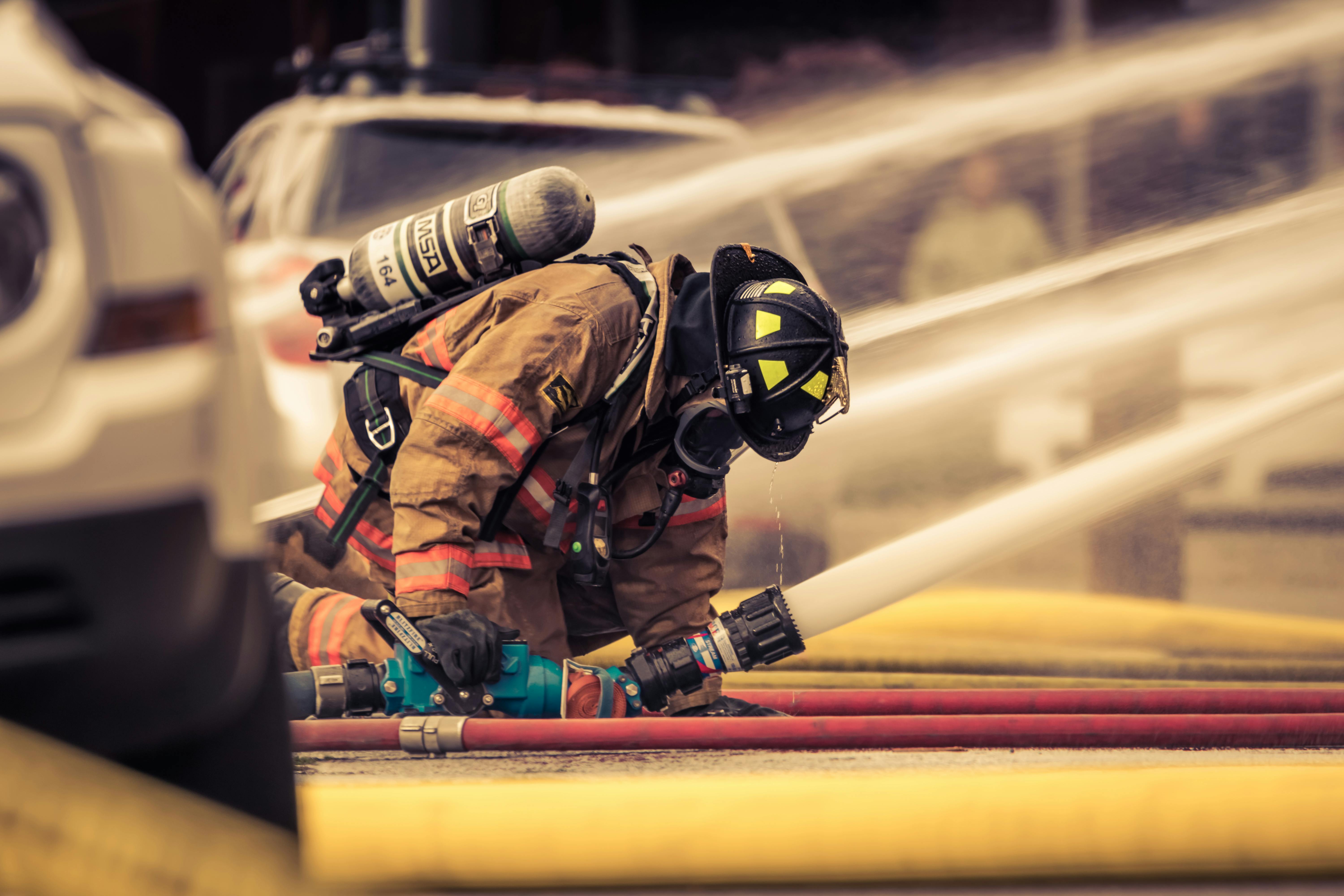 Vigile del fuoco con manichetta acqua, 6000x4000 4K Ultra HD, Monitor 4K