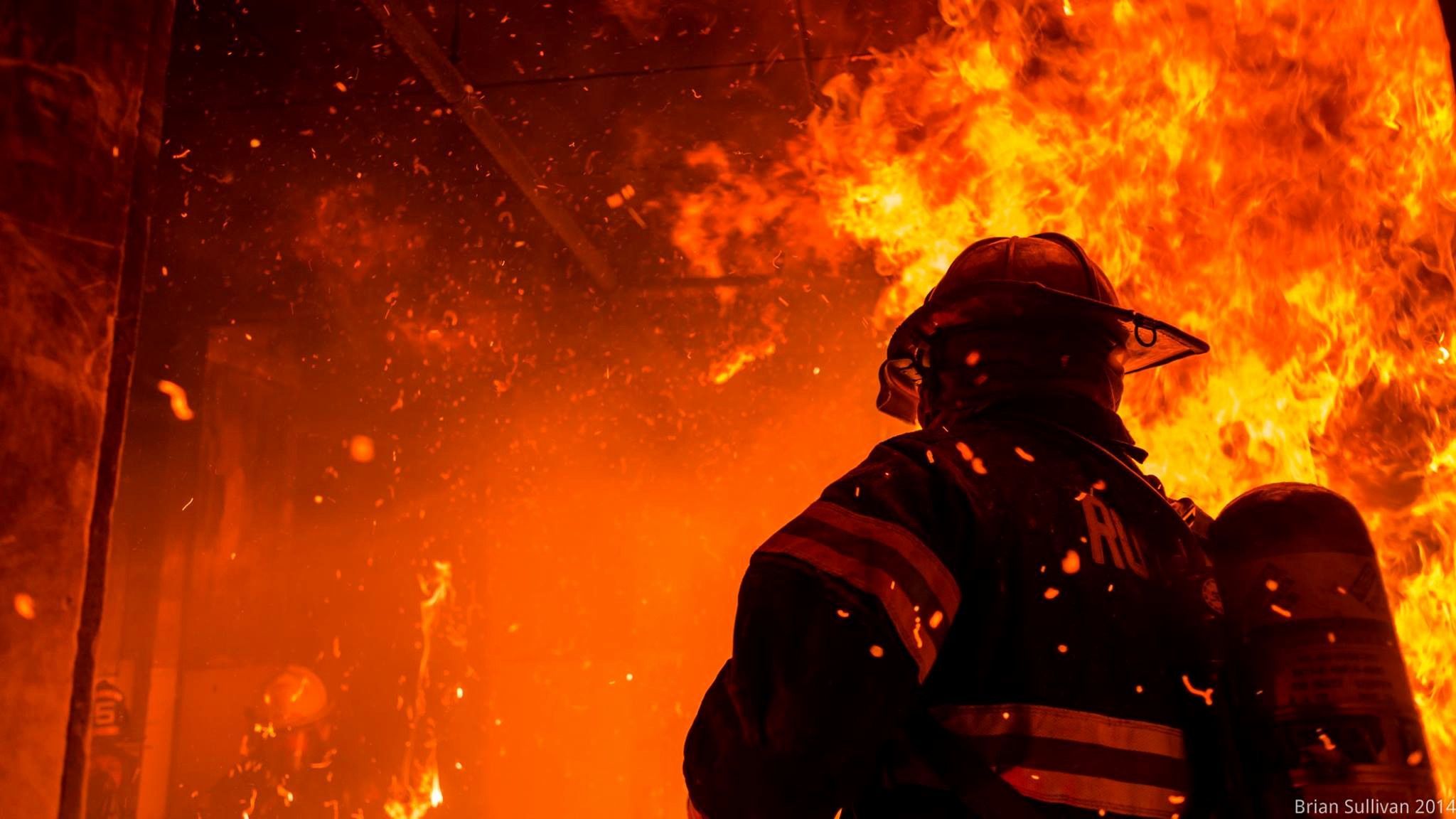 Vigile del fuoco tra le fiamme, 2048x1152 2K, Desktop