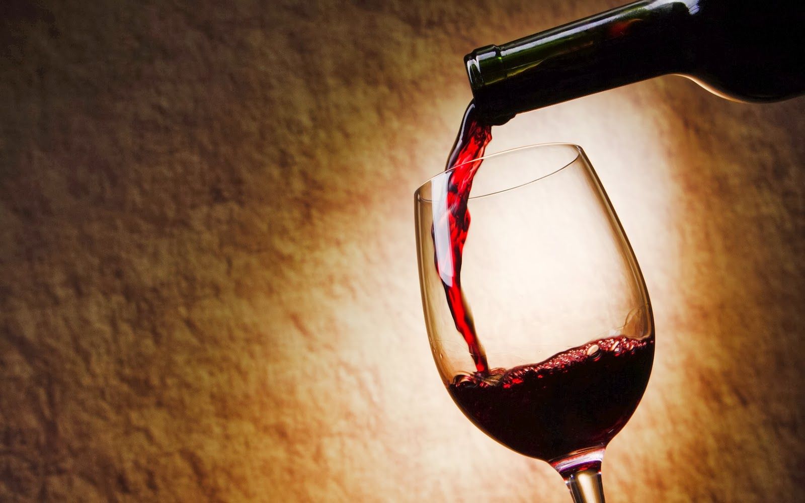 Vino rosso versato in bicchiere, 1600x1000 HD Ready, Desktop