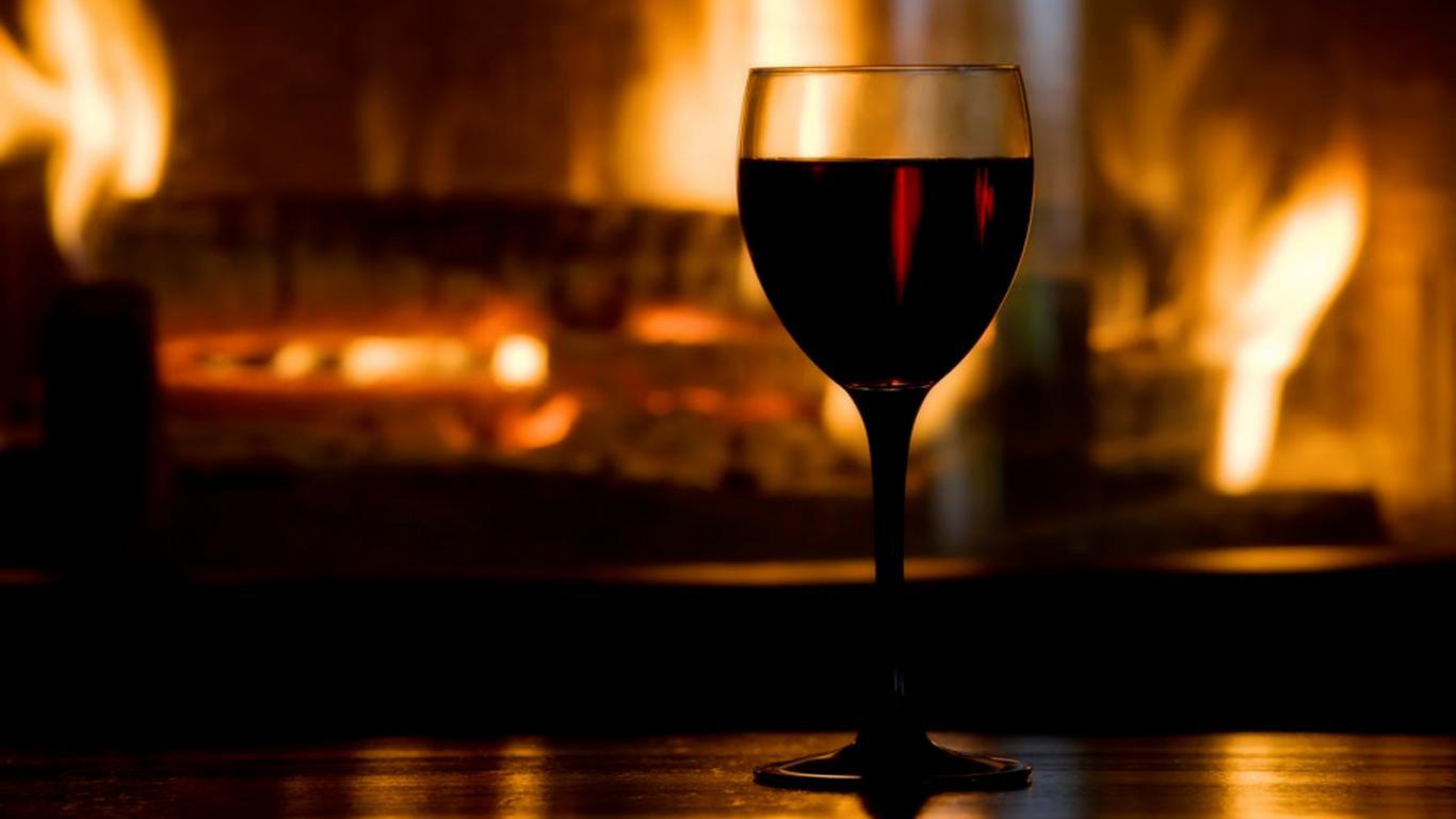 Bicchiere di vino rosso, camino, 1366x768 720p, PC