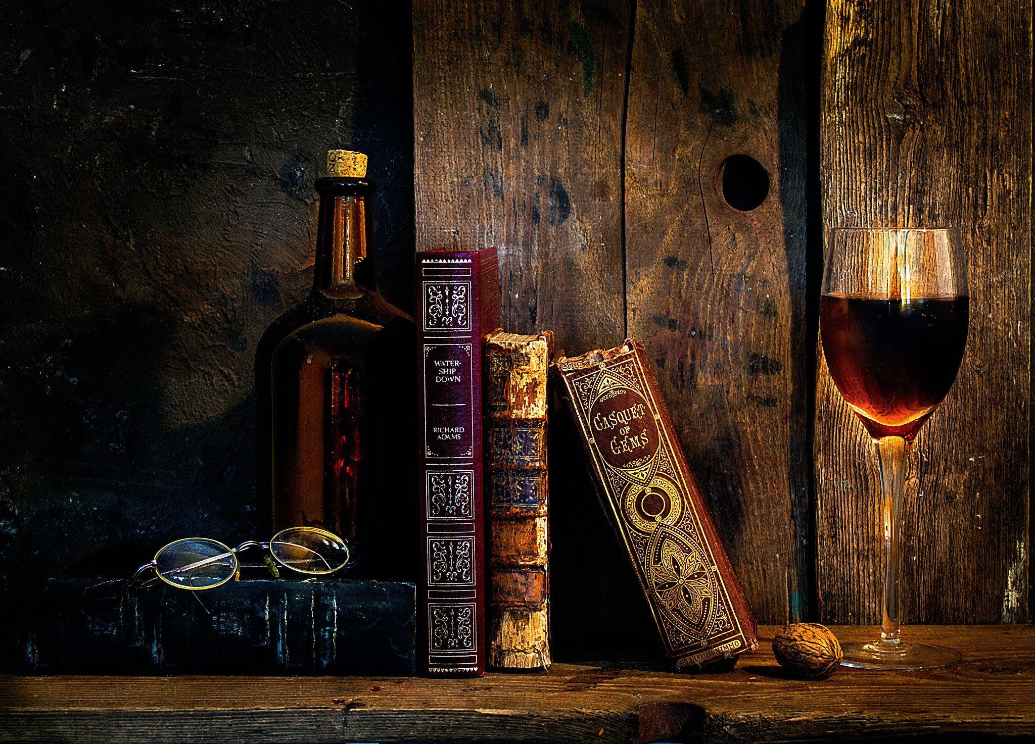 Libri antichi, calice di vino, bottiglia, 2048x1473 2K, iMac