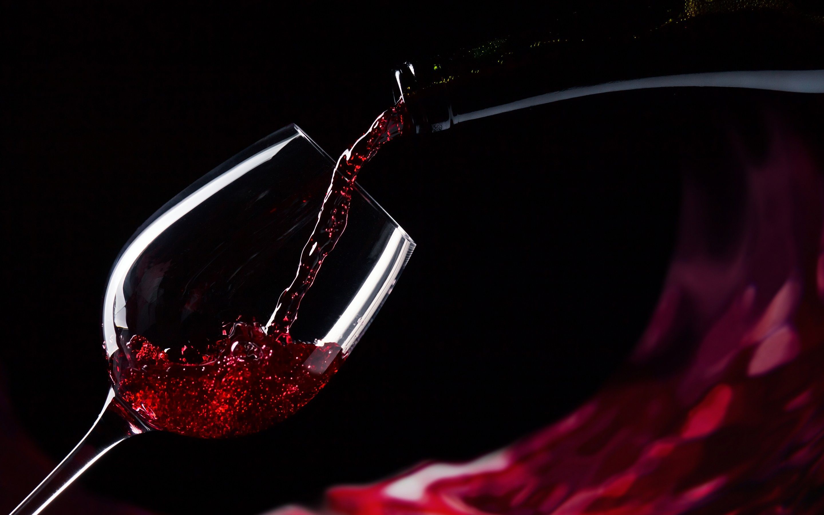 Vino rosso versato in bicchiere, 2880x1800 WQXGA, Desktop