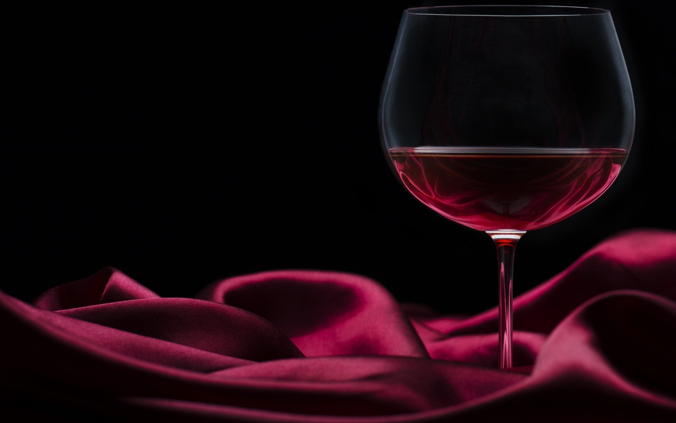 Bicchiere vino rosso su seta, 2880x1800 2K+, Laptop