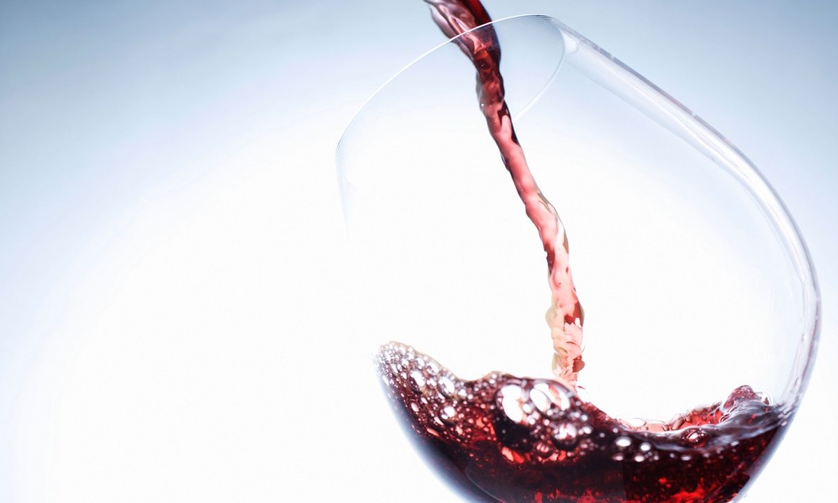 Vino rosso versato in bicchiere, 1200x720 HD, Desktop