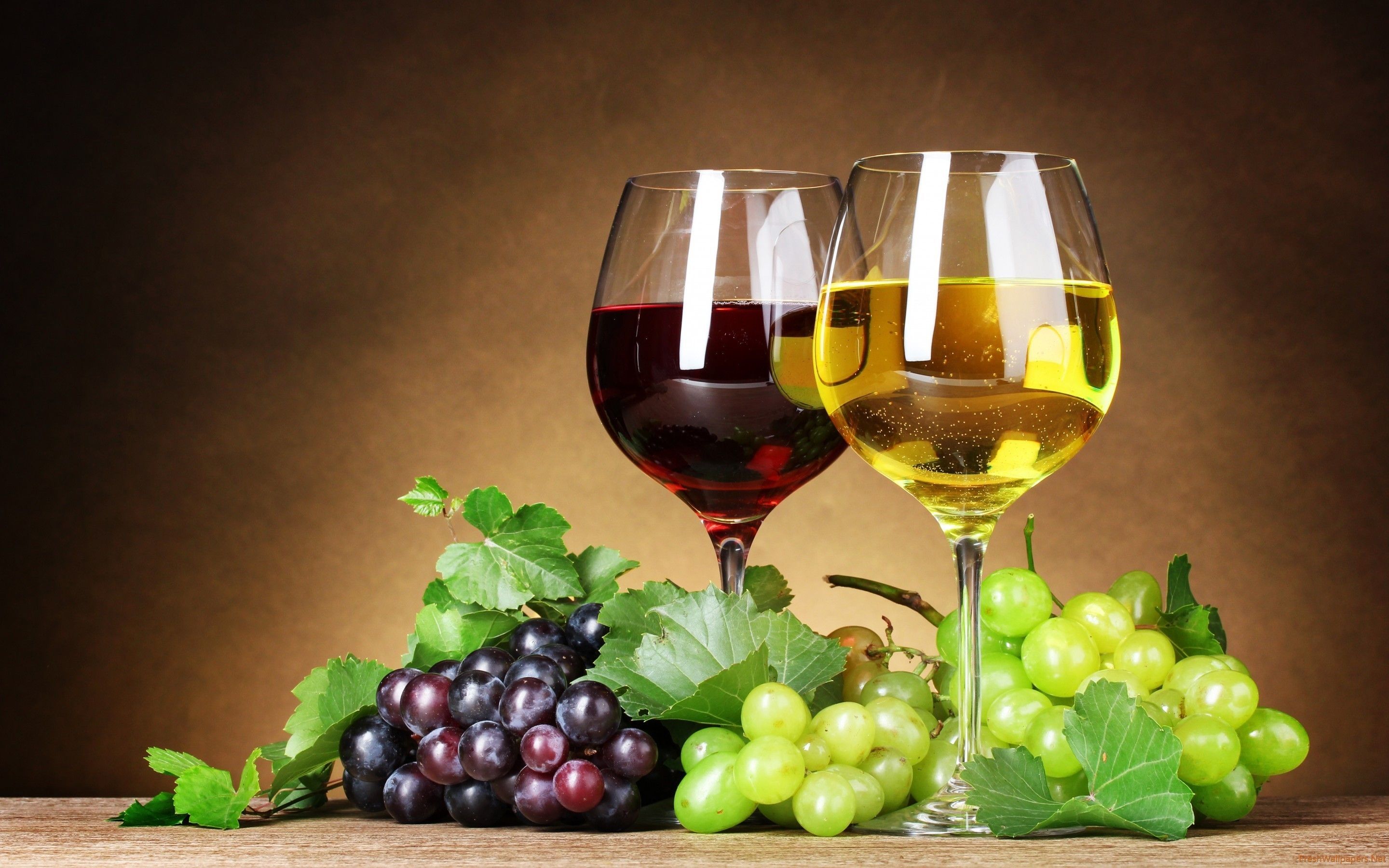 Bicchieri vino rosso e bianco con uva, 2880x1800 2K, Laptop