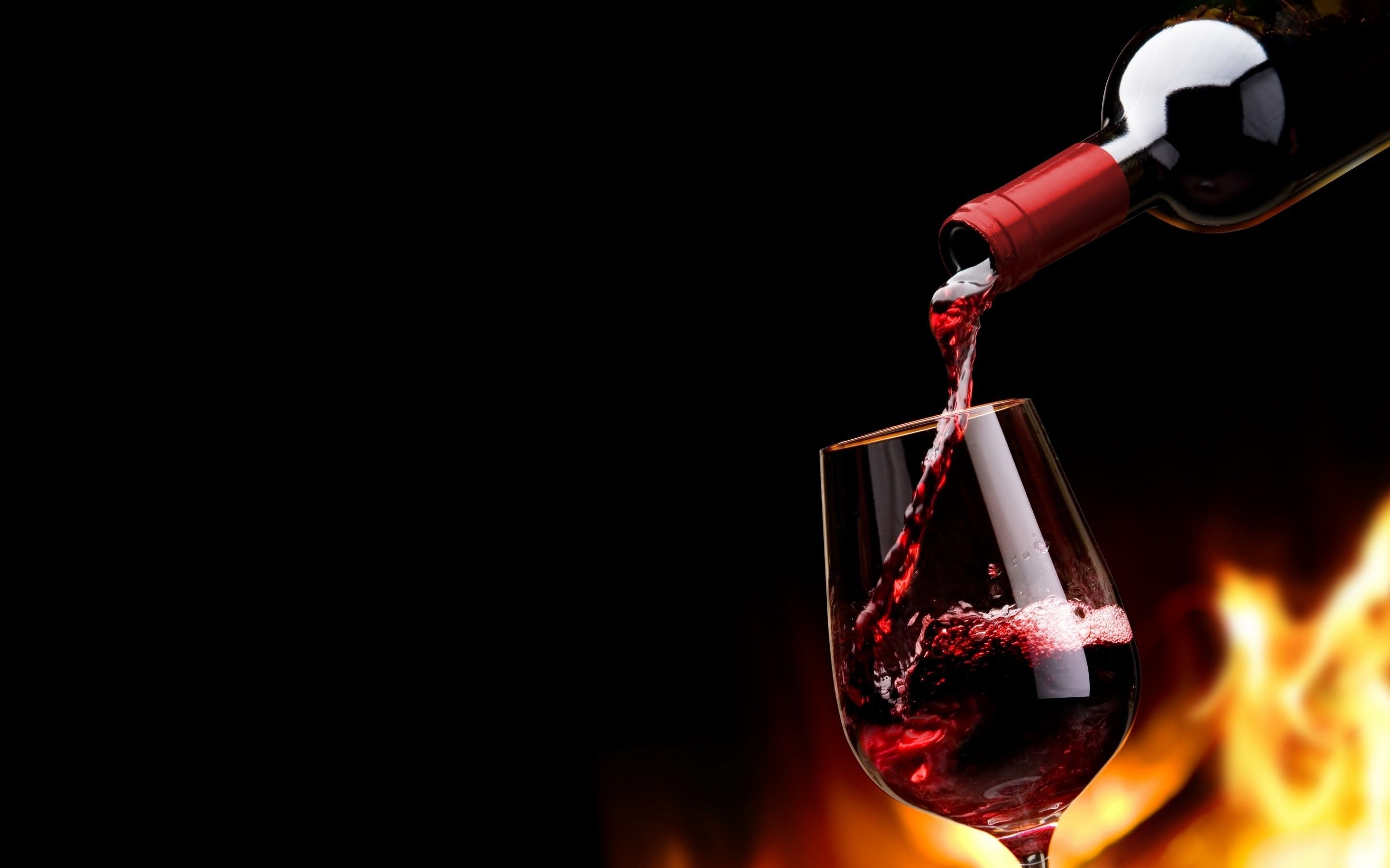 Vino rosso versato con fiamme, 2880x1800 2K+, PC