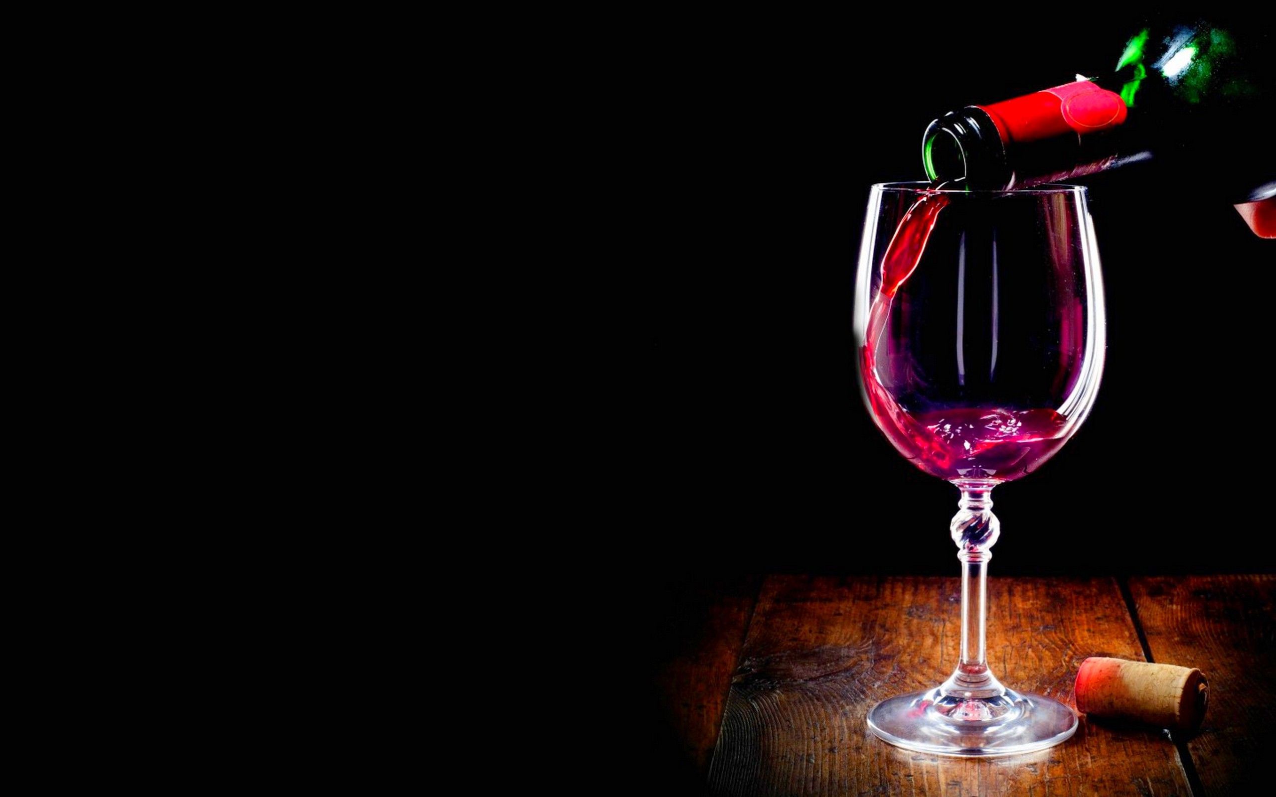 Vino rosso versato in bicchiere, 2560x1600 2K+, Desktop