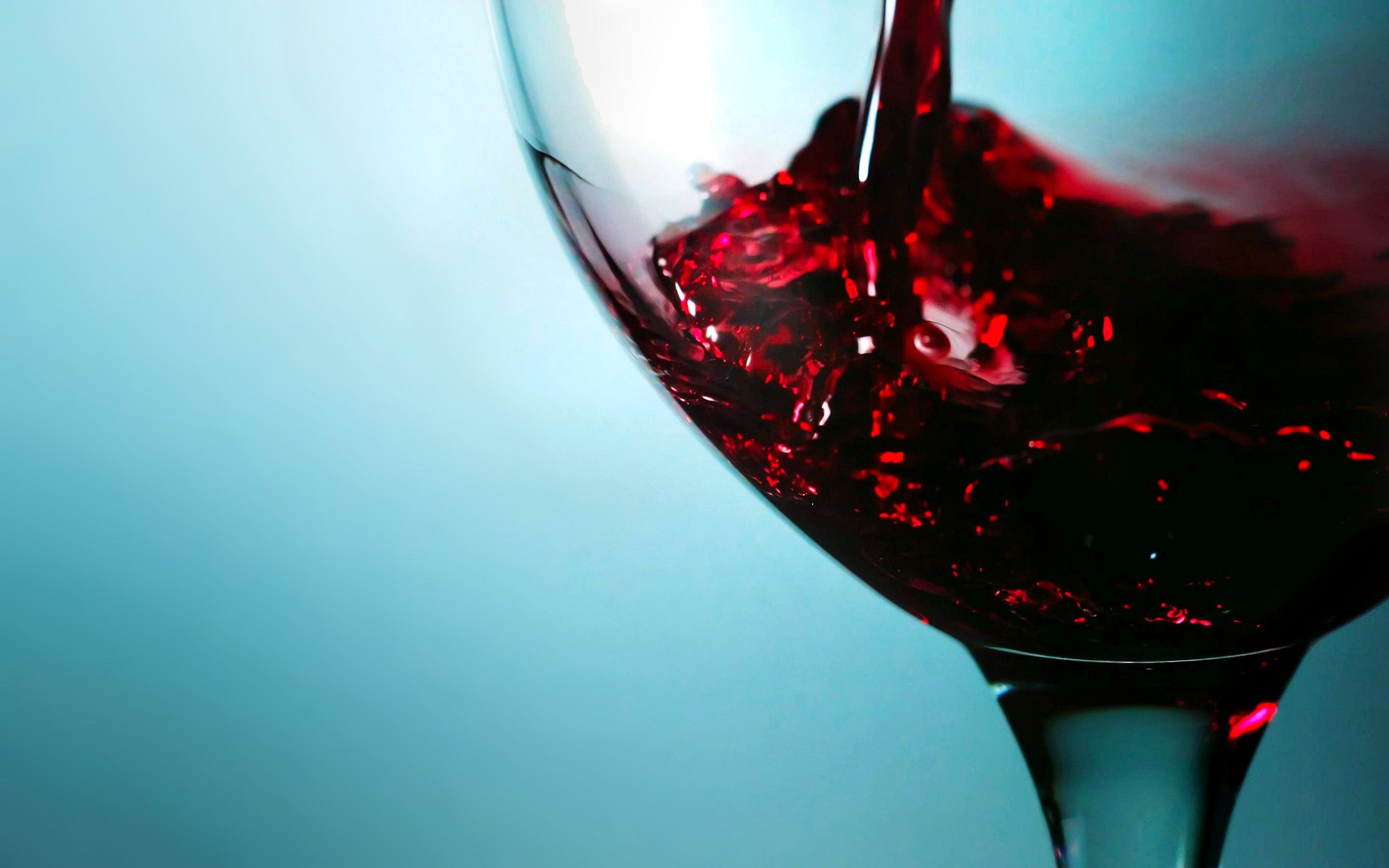 Vino rosso versato in bicchiere, 2880x1800 2K, Desktop