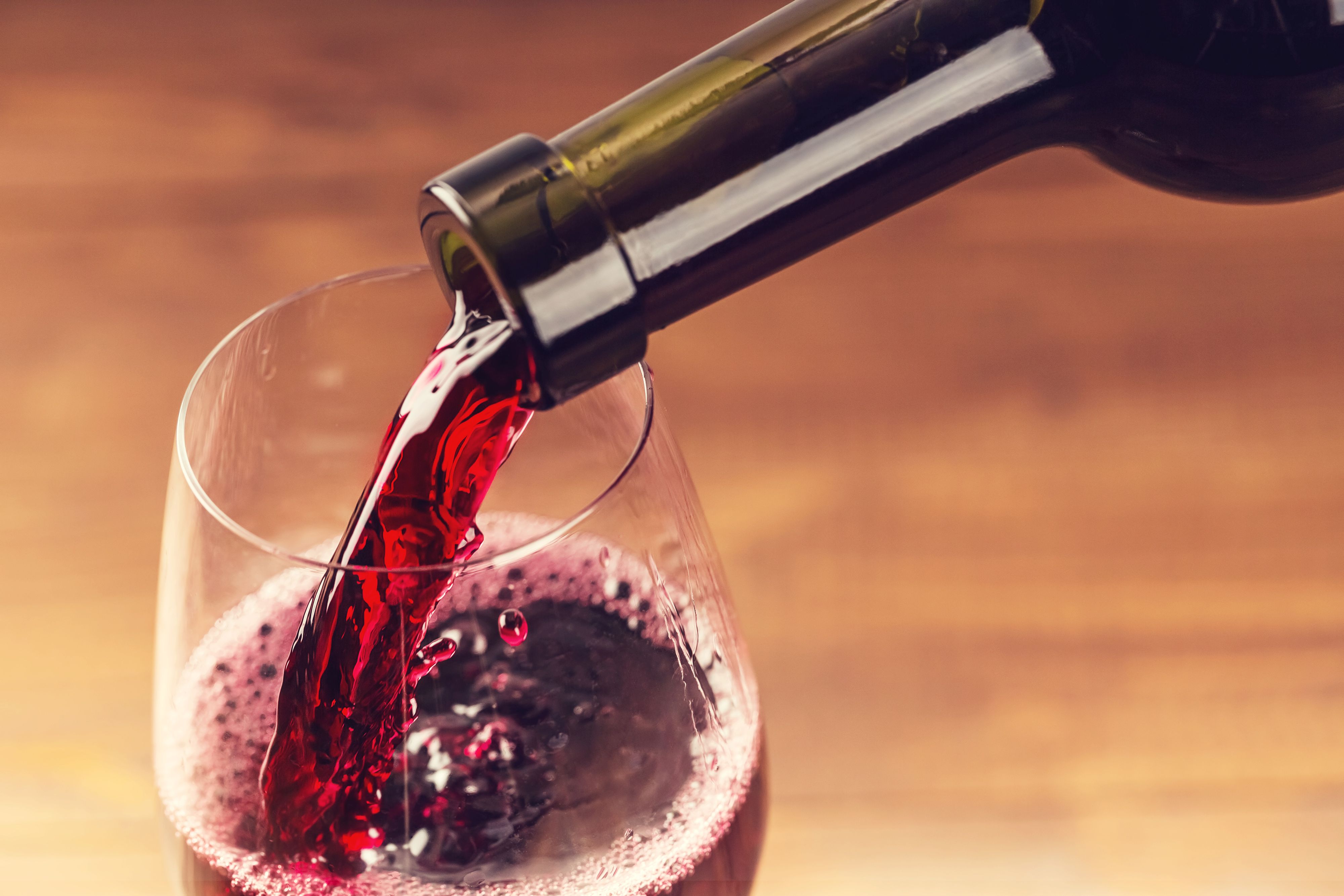 Vino rosso versato in bicchiere, 4000x2667 UHD, PC 4K