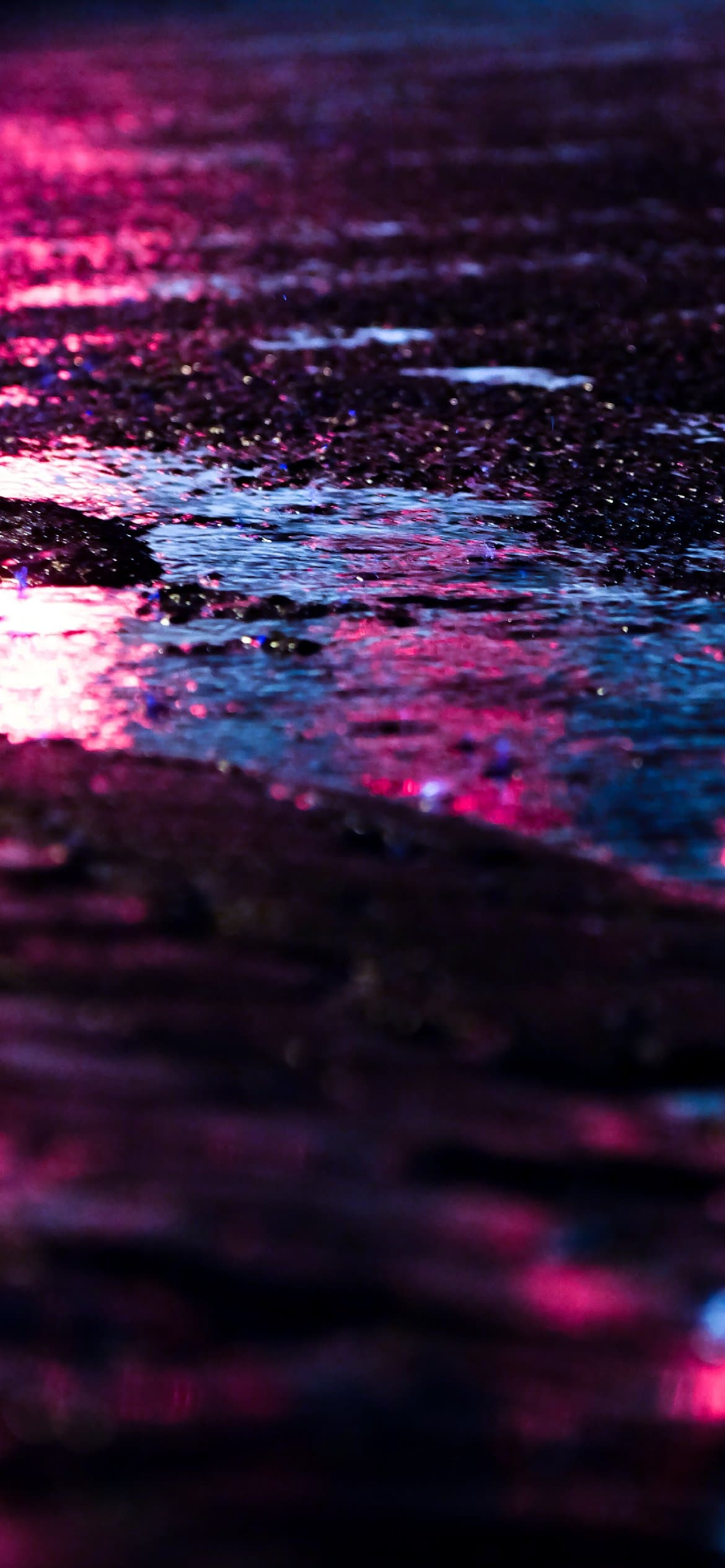 Strada bagnata riflessi viola, 1170x2532 Full HD Verticale, Smartphone