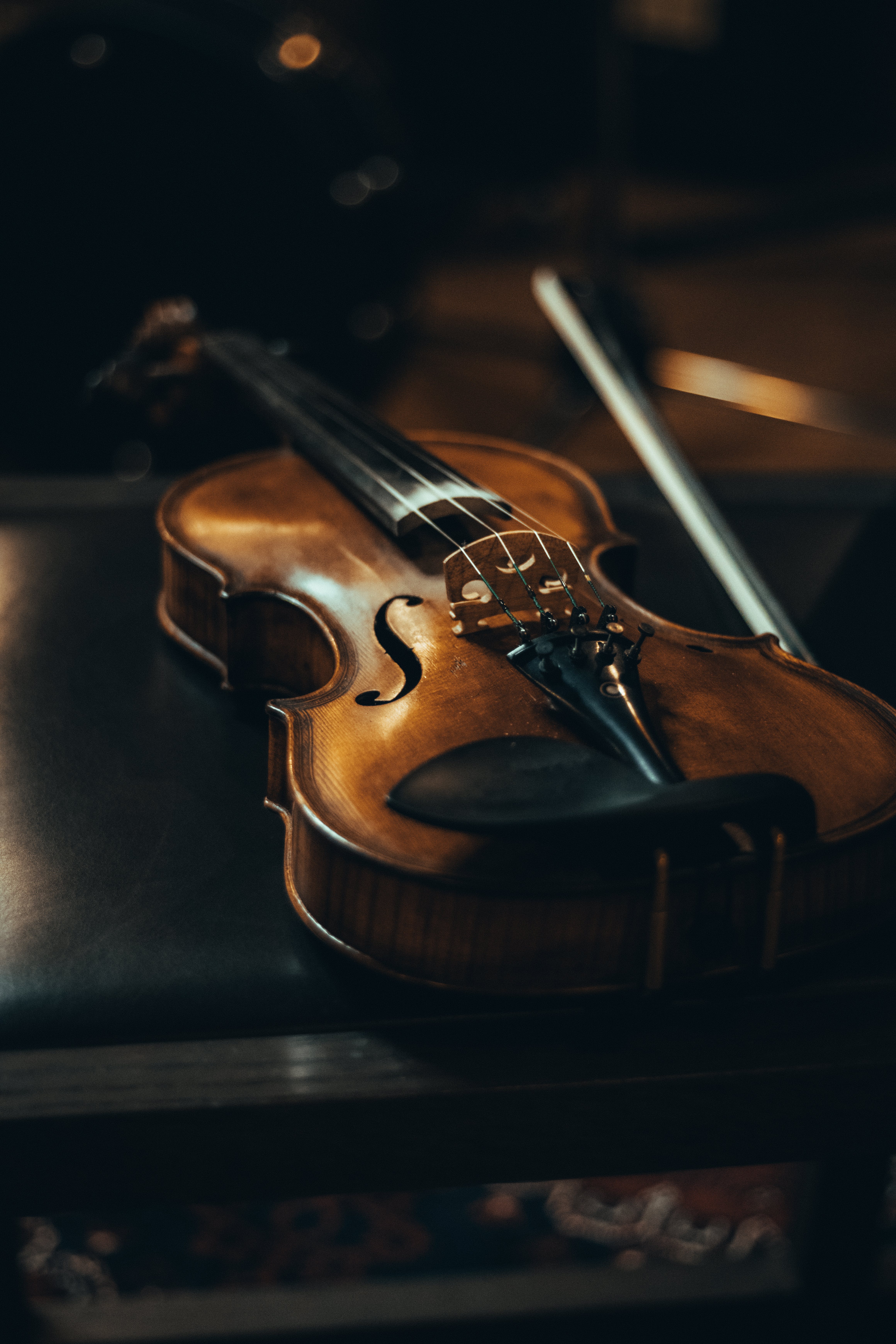 Violino e archetto in penombra, 4640x6960 Full HD Verticale, iPhone