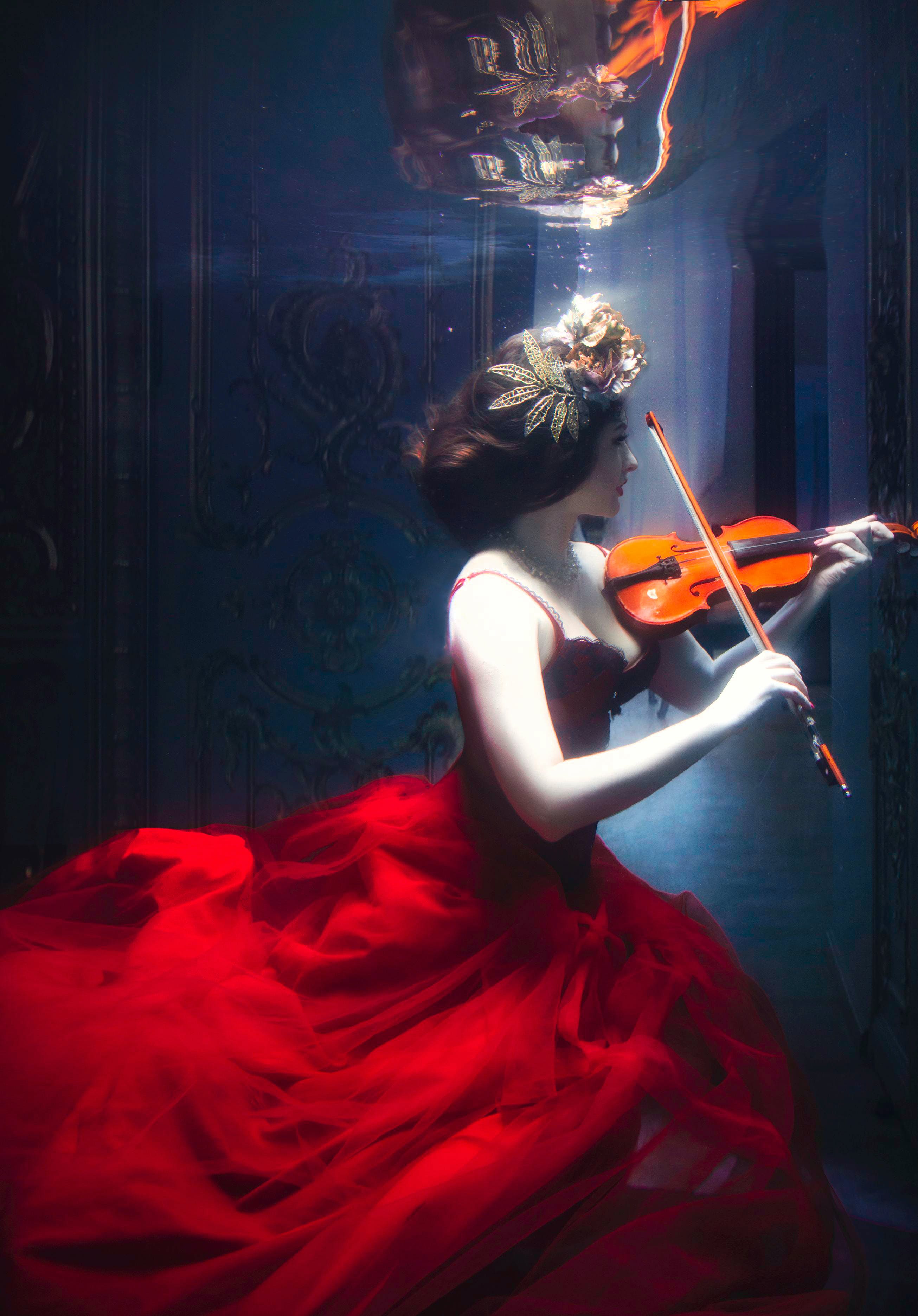 Donna con violino subacquea, 2611x3743 Verticale, Mobile