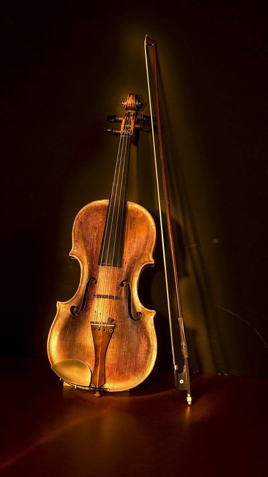 Violino con archetto sfondo scuro, 1080x1920 Full HD Verticale, iPhone