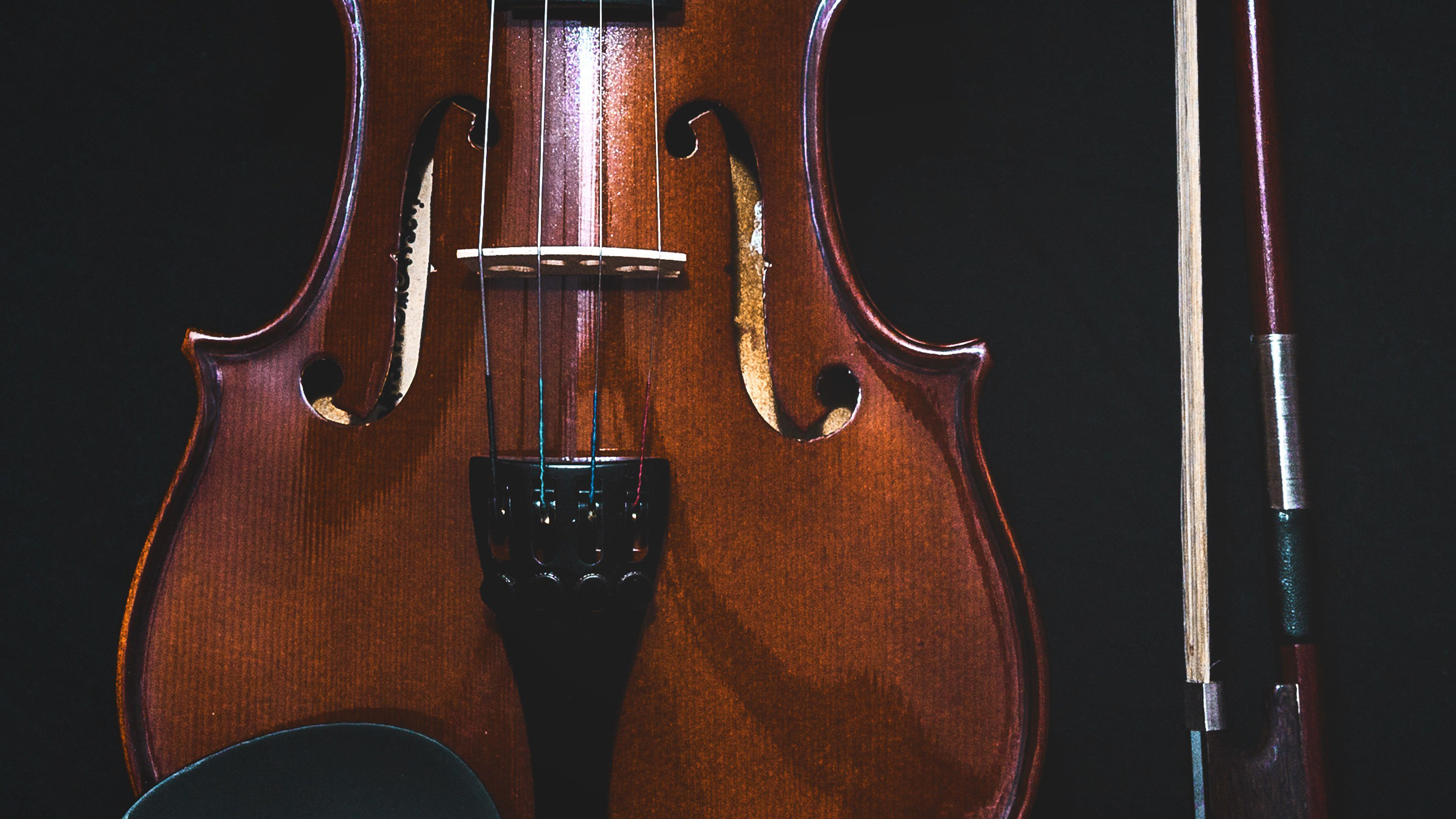 Violino su sfondo scuro, 3840x2160 4K, Desktop 4K