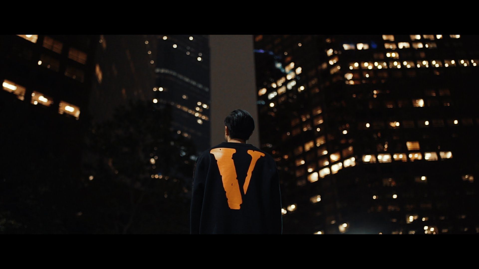 Uomo logo Vlone città notturna, 1920x1080 Full HD, Monitor Gaming