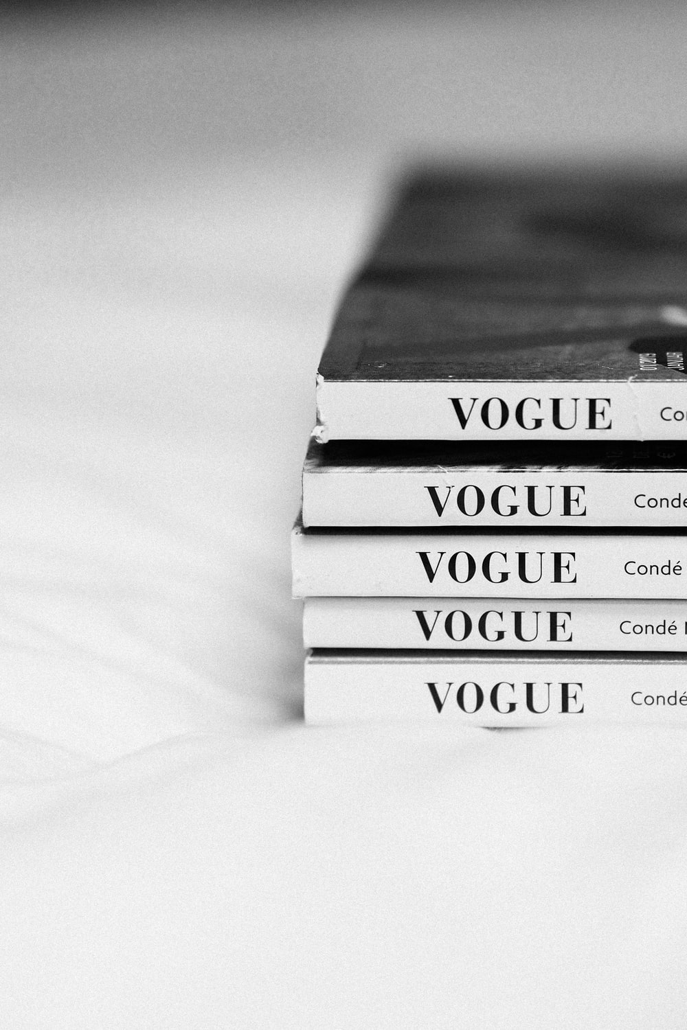 Pila riviste Vogue bianco nero, 1000x1500 Full HD Verticale, Realme