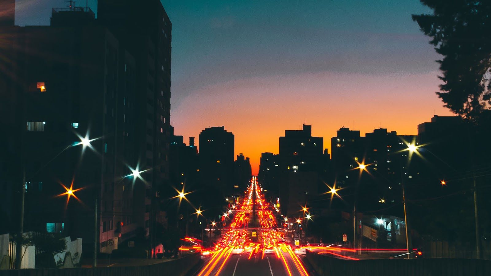 Città al tramonto, luci auto, 1600x900 HD, Monitor Gaming
