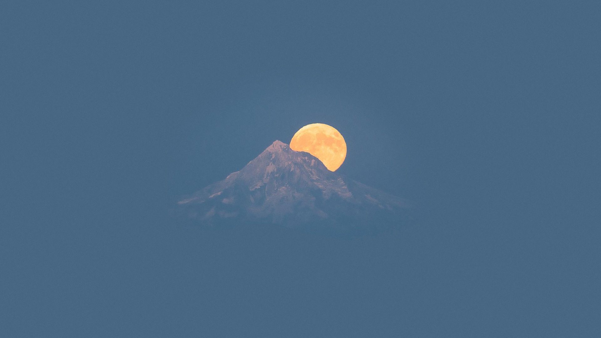 Luna che sorge dietro montagna, 1920x1080 Full HD, PC