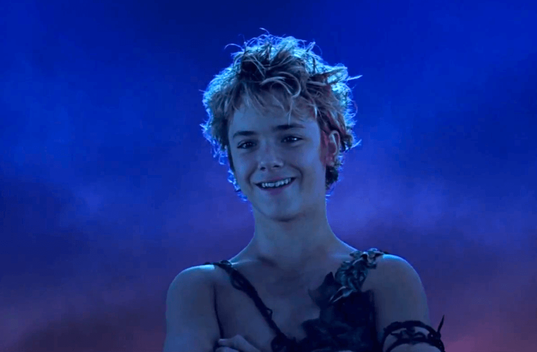 Peter Pan sorridente, sfondo blu, 1100x722 HD, PC