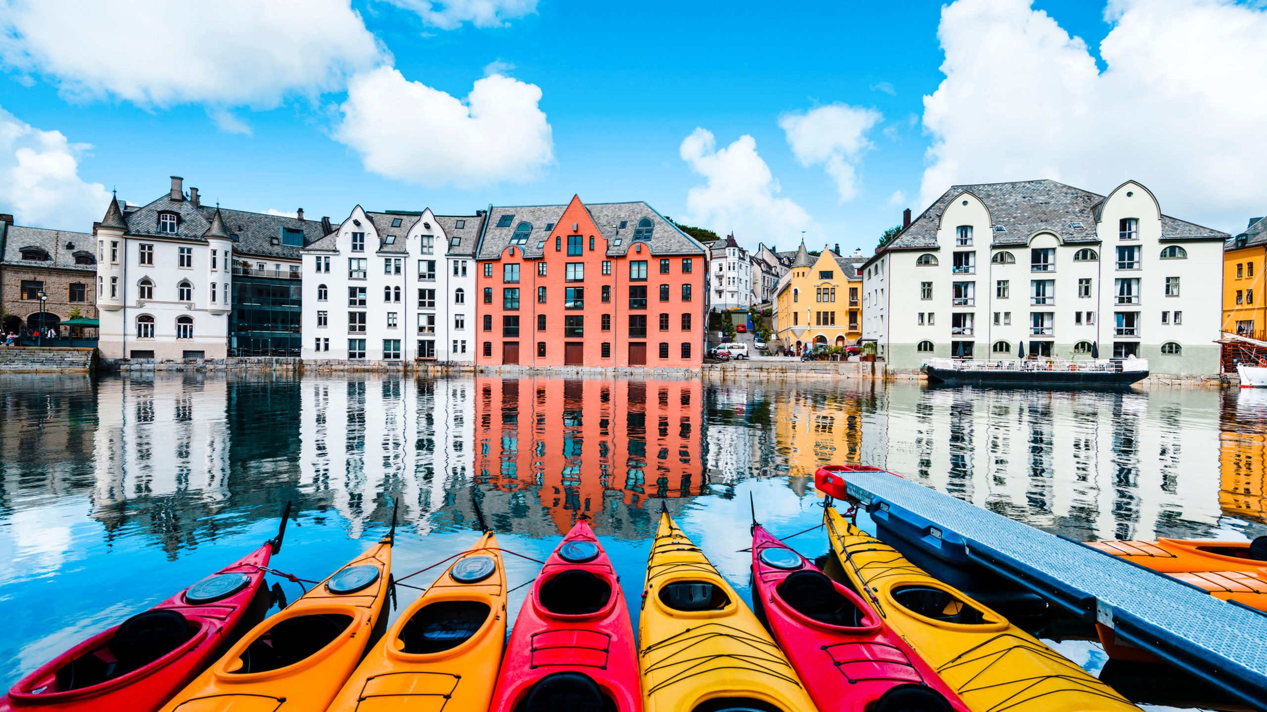 Kayak colorati canale città europea, 2560x1440 1440p, Desktop