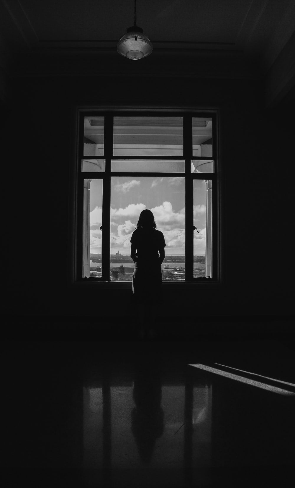 silhouette donna finestra buio, 1000x1651 Verticale, Android