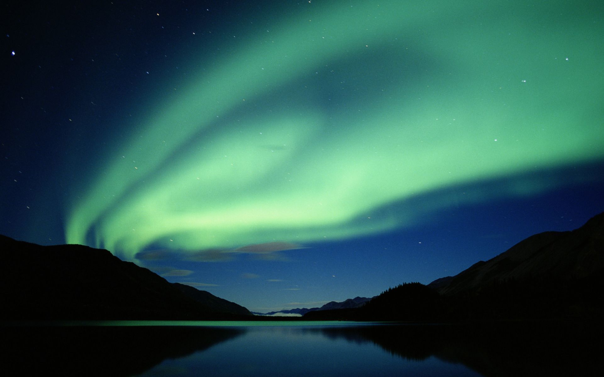 Aurora boreale verde su montagne, 1920x1200 WUXGA, PC Desktop