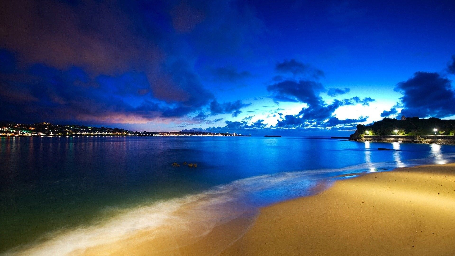 Spiaggia notturna con luci costiere, 1920x1080 Full HD 1080p, Desktop