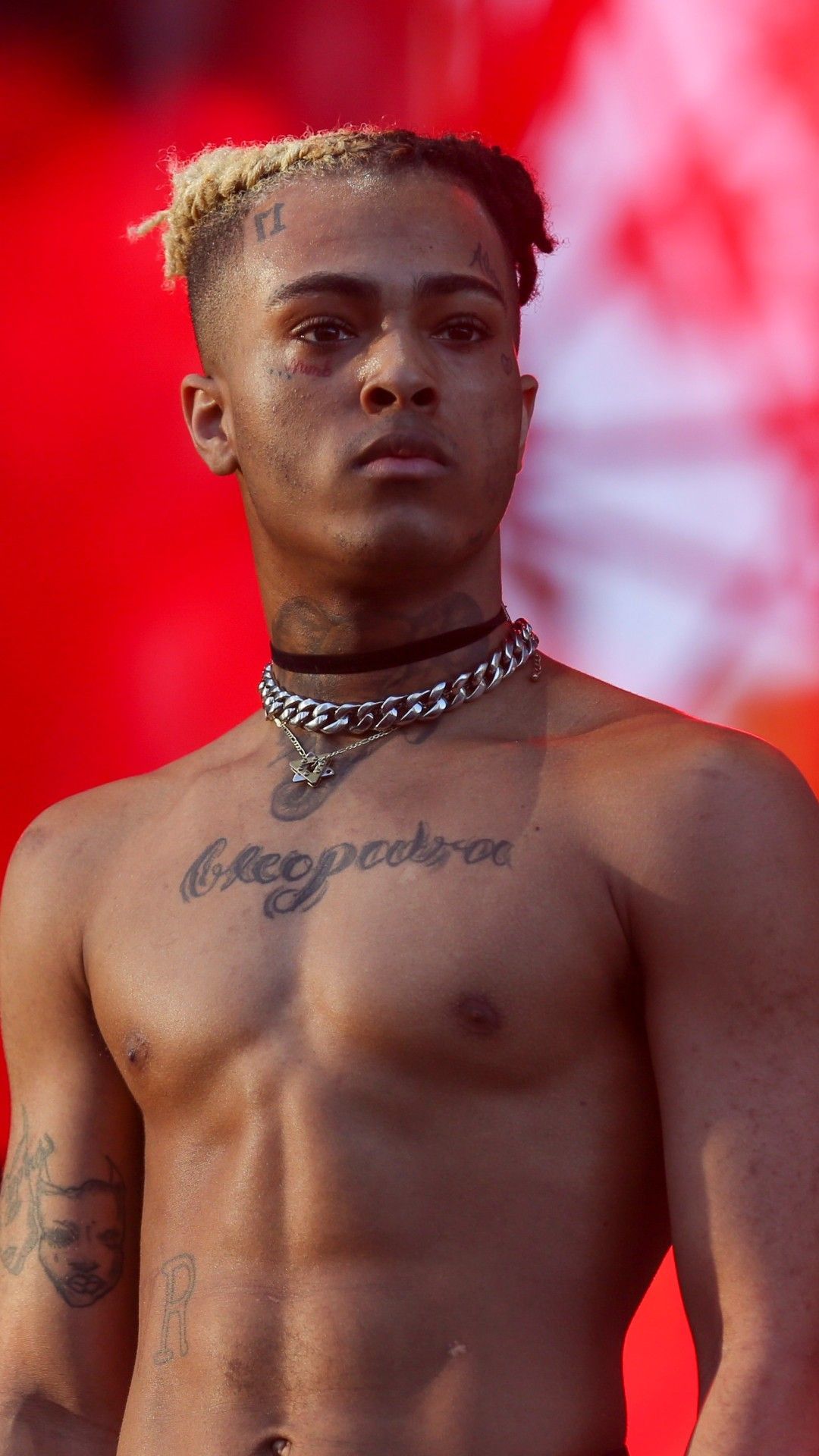 XXXTentacion sul palco, sfondo rosso, 1080x1920 Full HD Verticale, Tablet Android