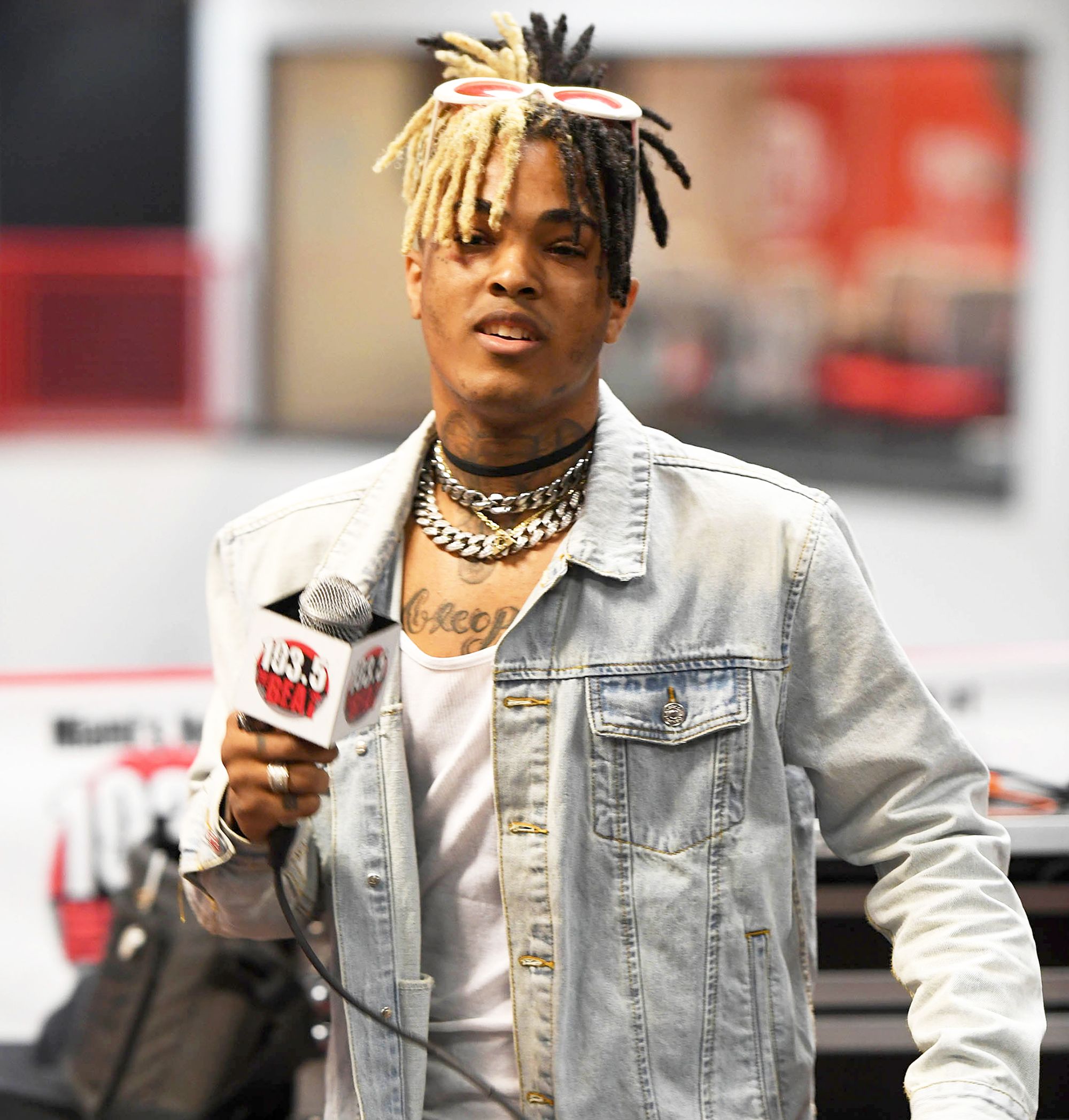 Rapper con dreadlocks biondi e microfono, 2000x2095 Verticale, Mobile