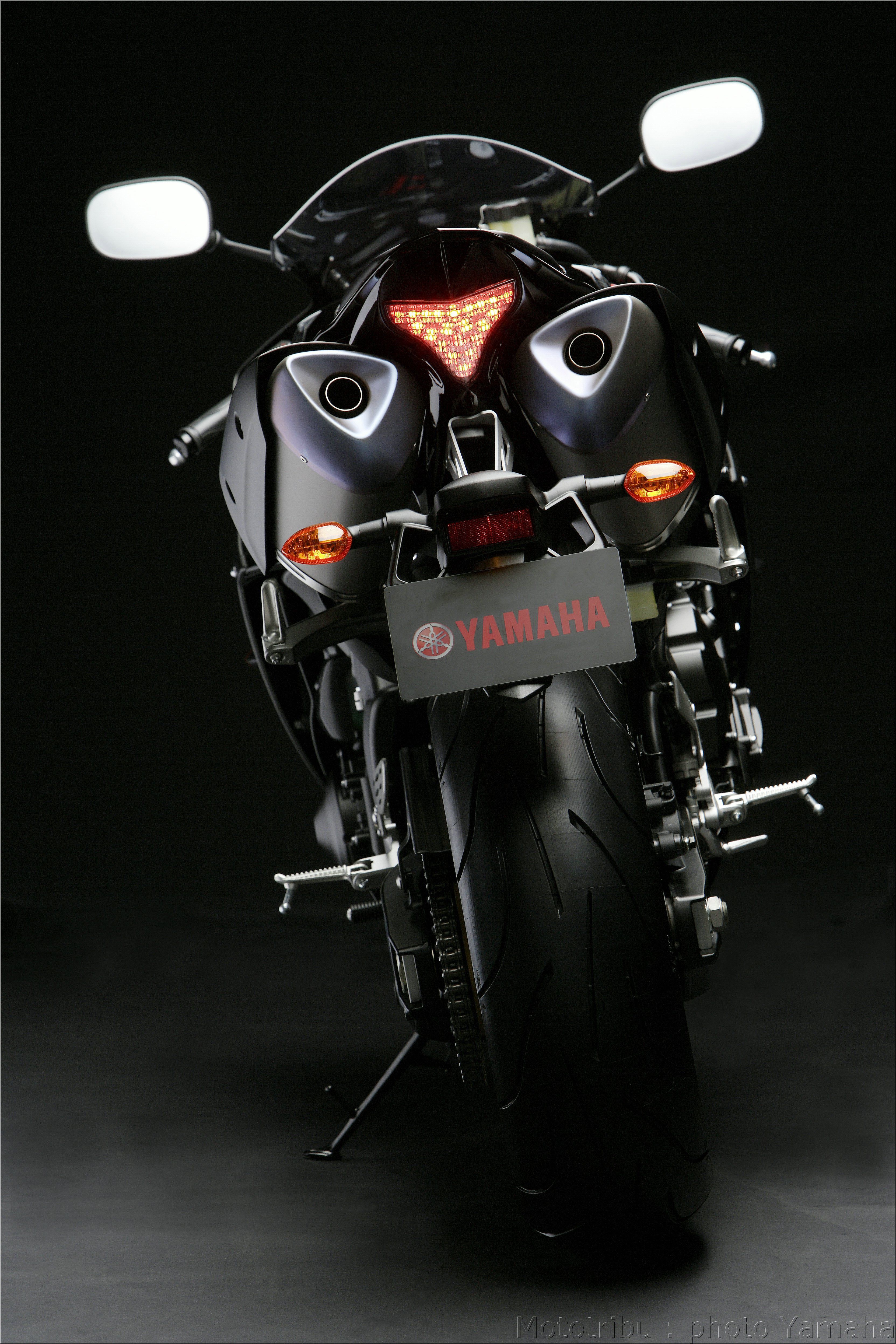 Moto Yamaha R1 nera, 3328x4992 Verticale, Telefono
