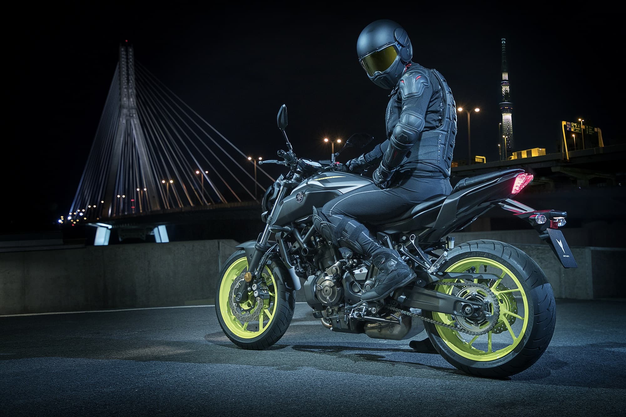 Motociclista su Yamaha MT-07 notturna, 2000x1334 Hi-Res, Monitor Gaming