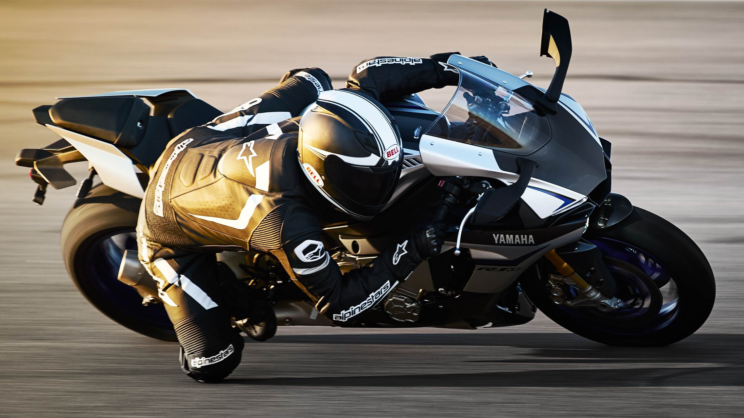 Moto Yamaha nera in curva, 3000x1688 WQXGA, Desktop