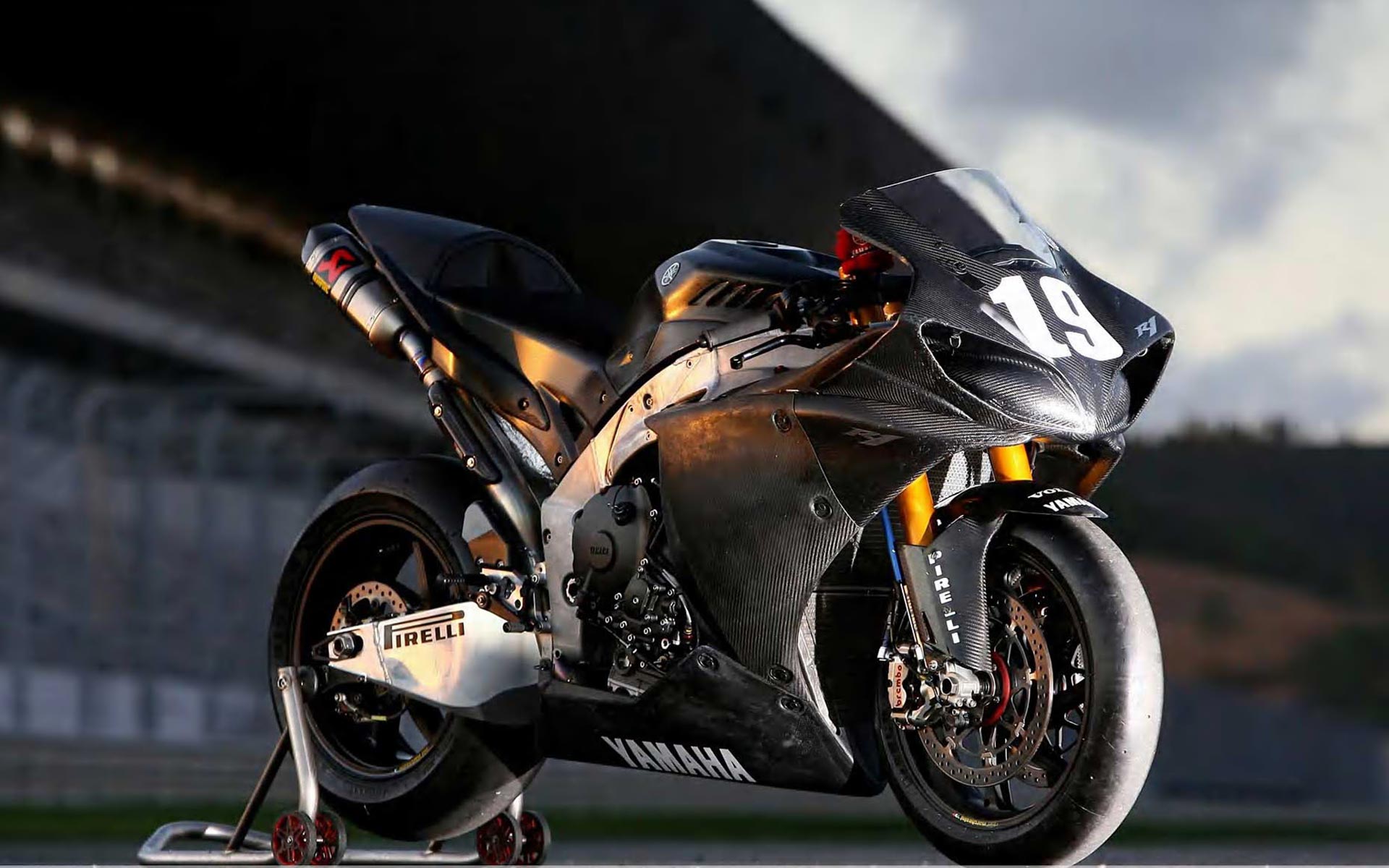 Moto Yamaha nera in pista, 1920x1200 WUXGA, Desktop