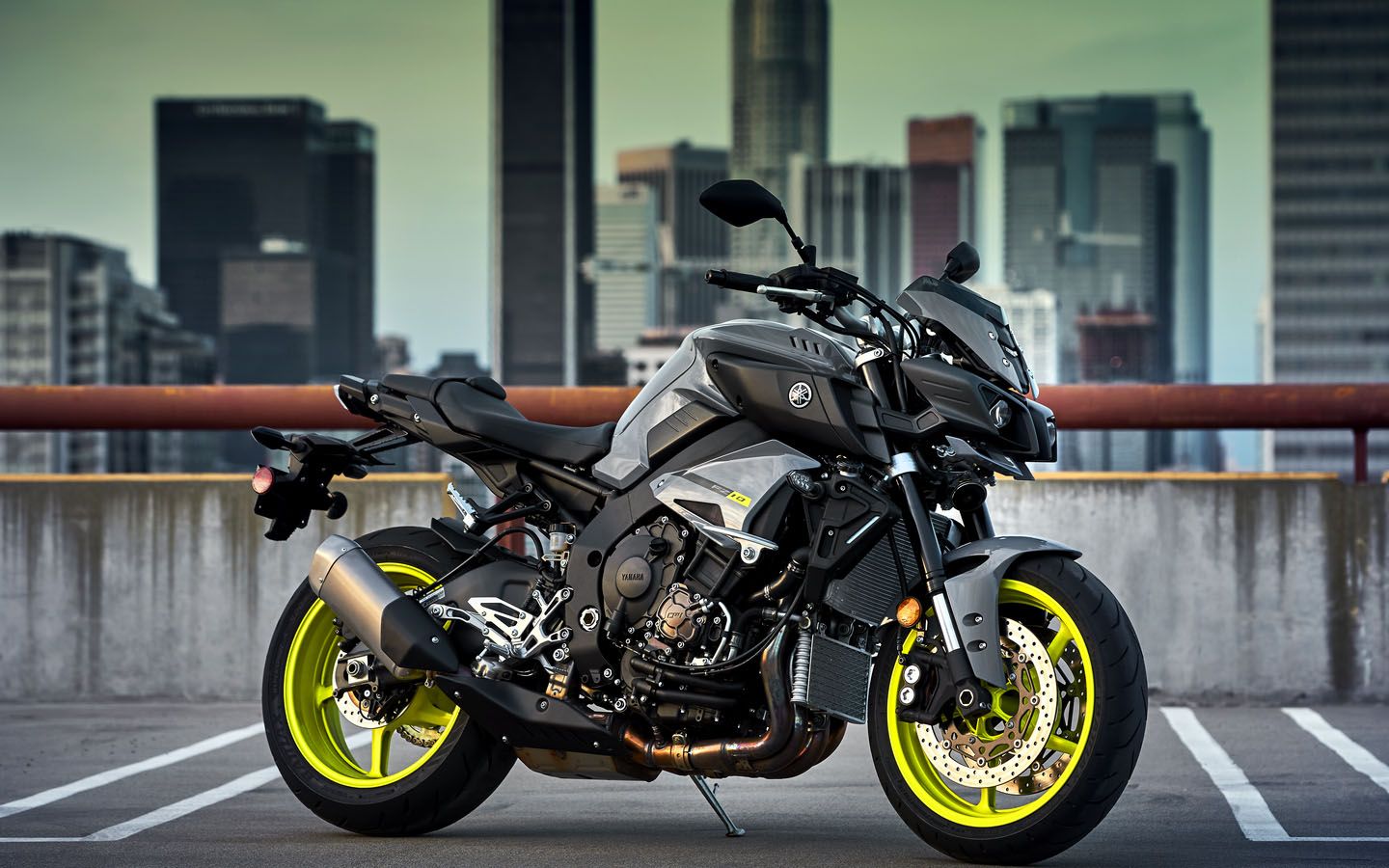 Moto Yamaha FZ-10 grigia, 1440x900 720p, PC