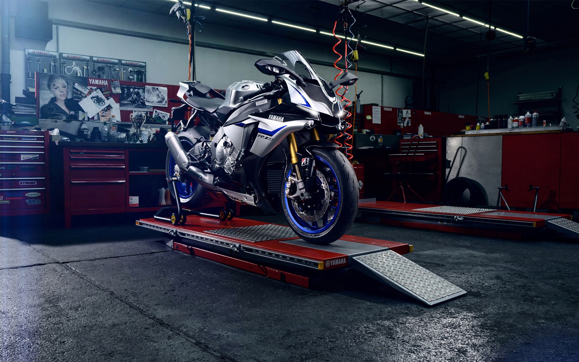 Moto Yamaha in officina, 1920x1200 Full HD+, PC Desktop