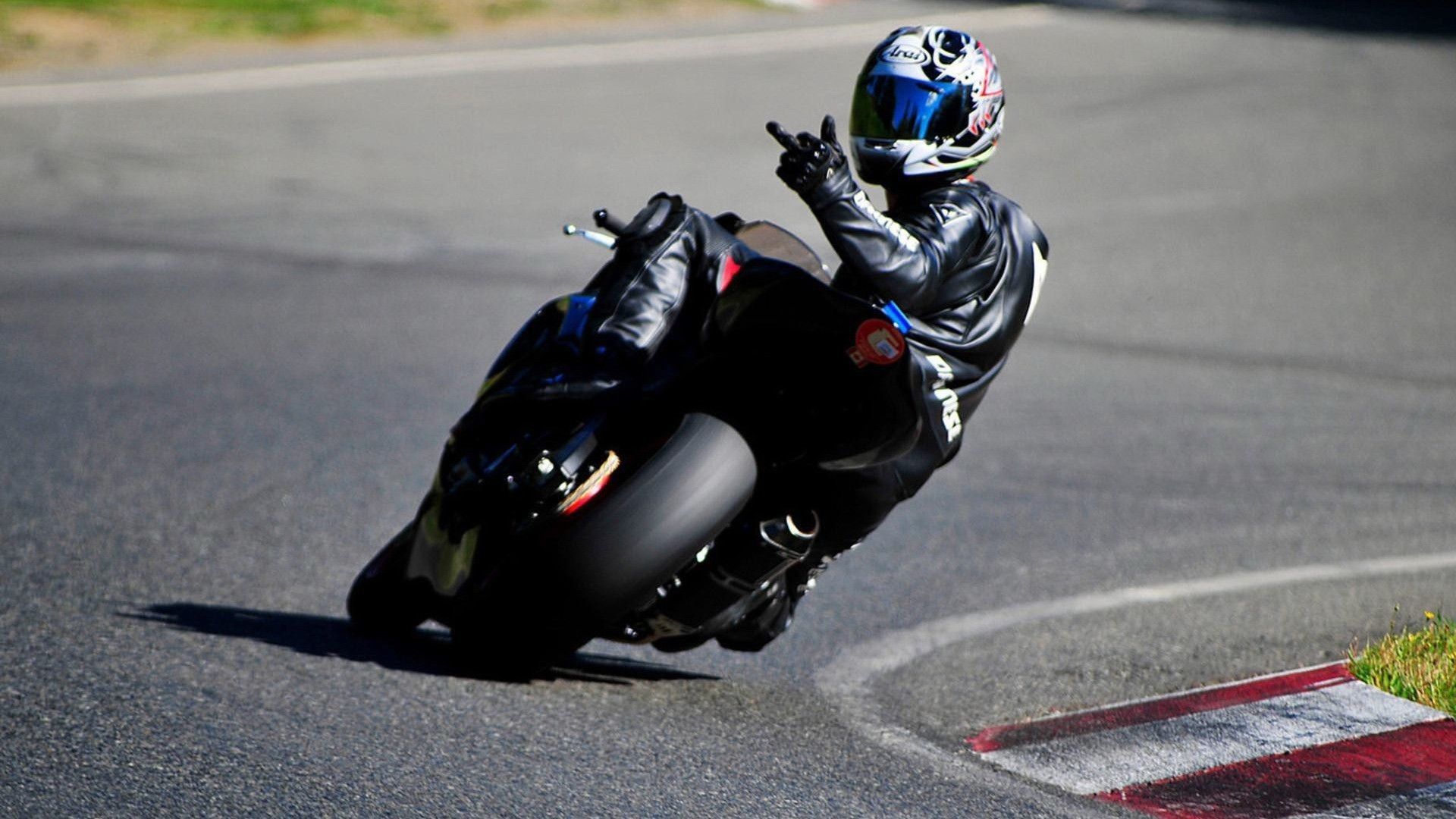 Motociclista Yamaha in curva pista, 1920x1080 1080p, PC