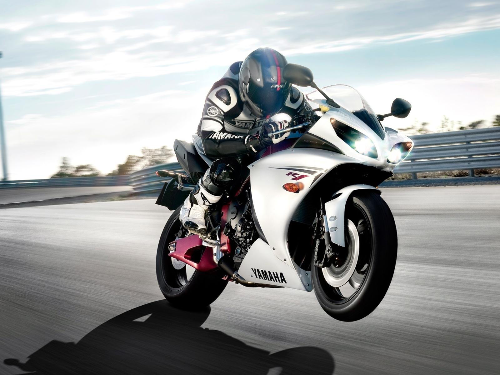 Moto Yamaha R1 bianca, 1600x1200 HD, Laptop