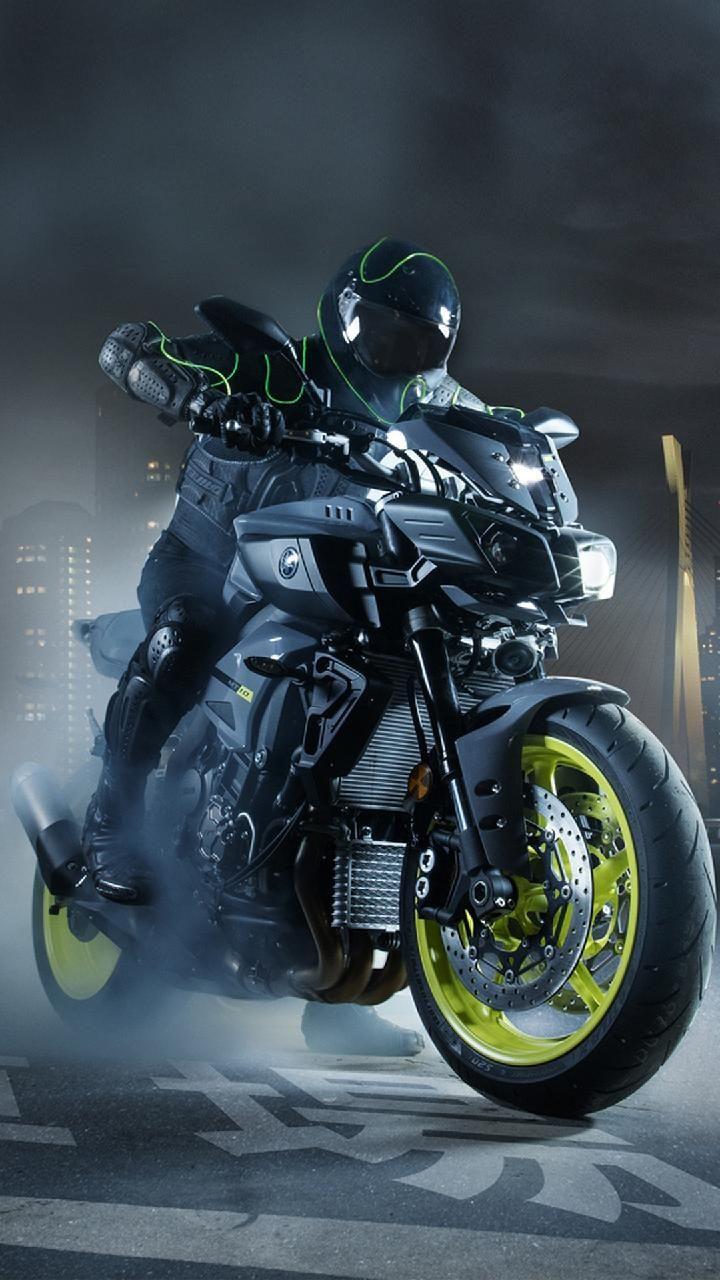 Motociclista con moto Yamaha nera, 720x1280 Verticale, Telefono