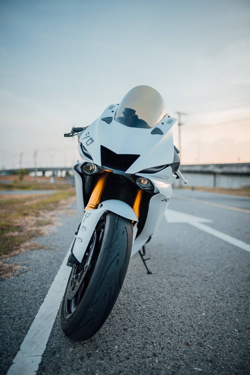 Moto sportiva Yamaha bianca, 1000x1500 Full HD Verticale, Realme